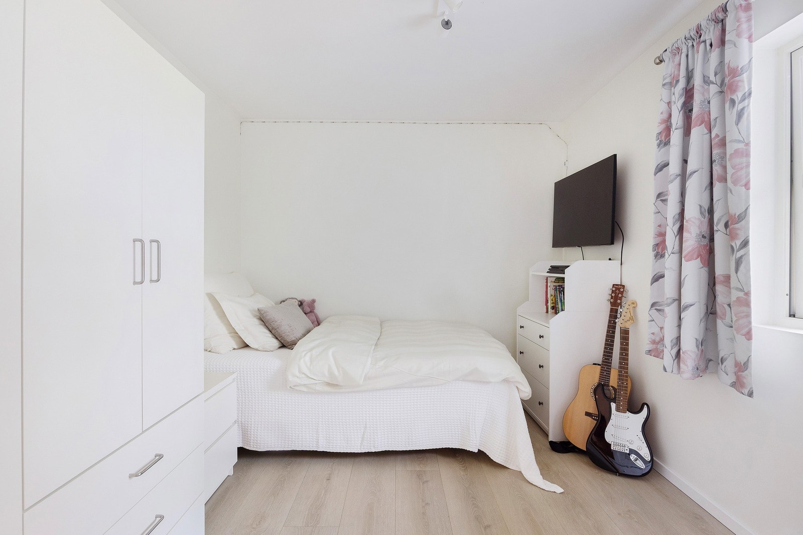 Soverom 2 - Lyst soverom med plass til seng, garderobe og skriveplass. Galleribilde