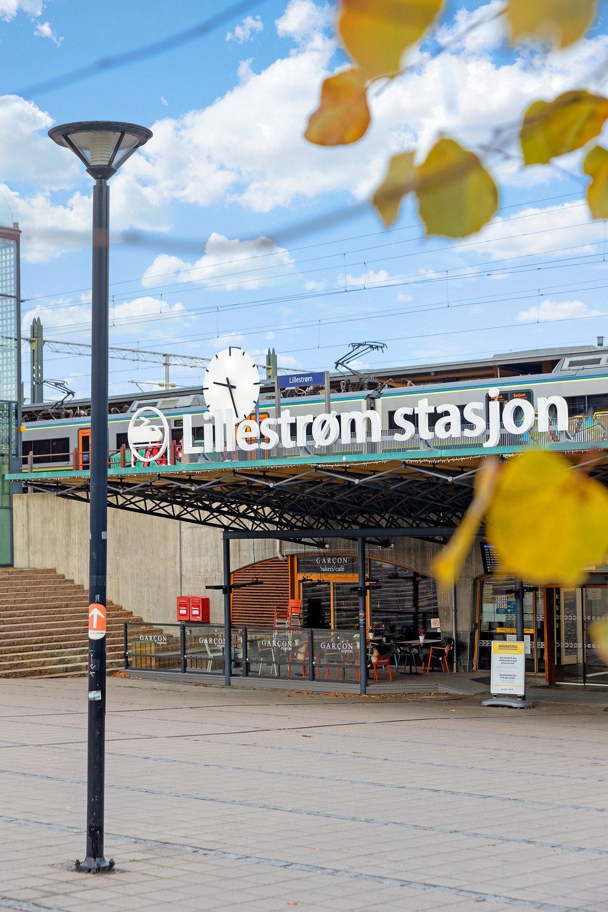 Lillesstrøm stasjon er nærmeste knutepunkt med flere tog- og busslinjer til blant annet Oslo S Galleribilde