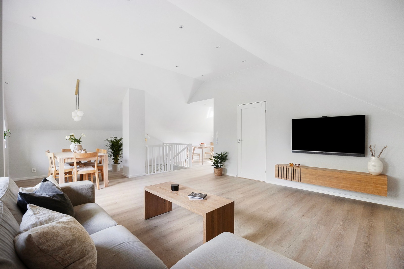 Moderne og innbydende stue i 2. etasje med god romfølelse og stilrene detaljer Galleribilde