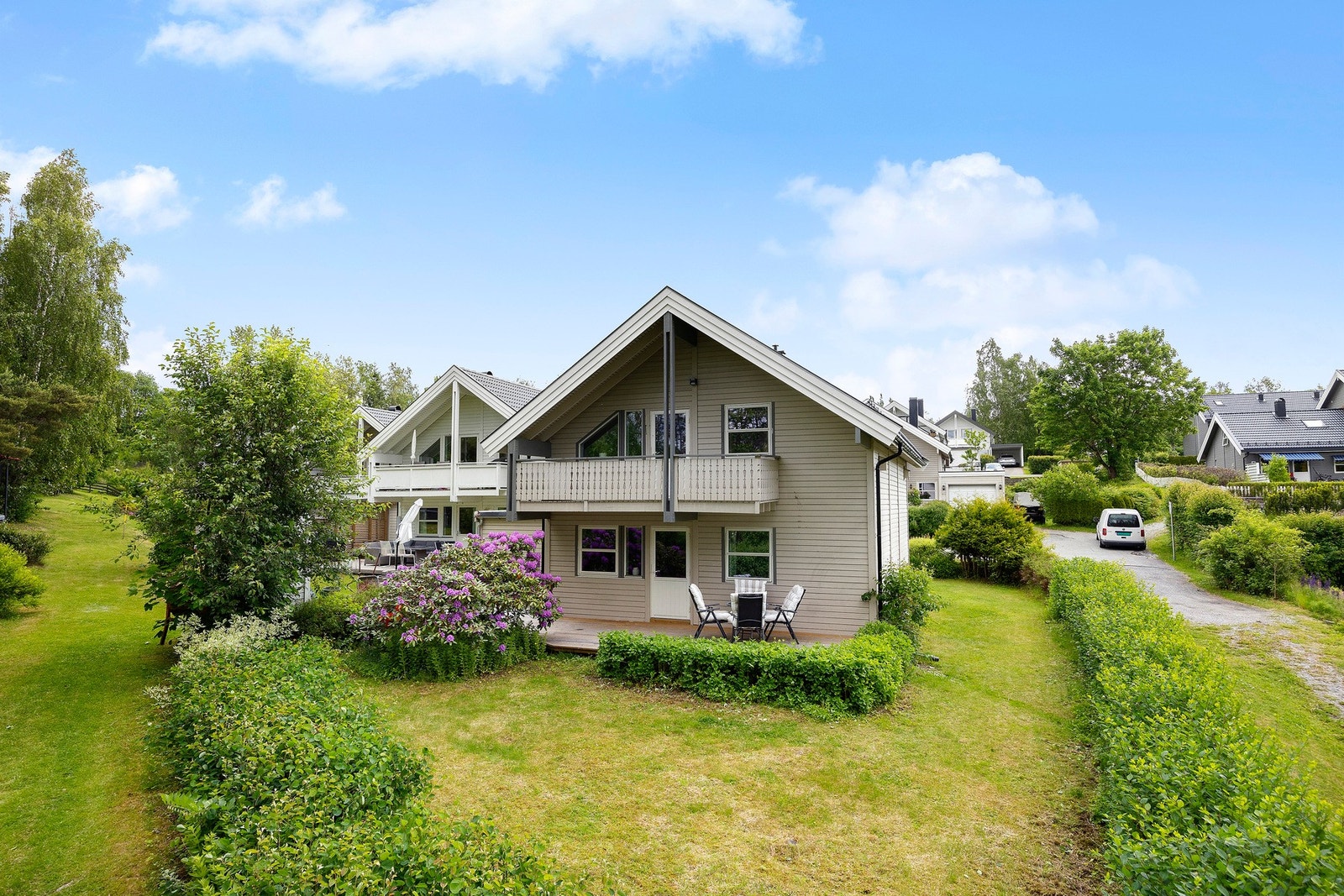 Boligen er omkranset med pene grøntarealer. Perfekt for barnefamilier. Galleribilde