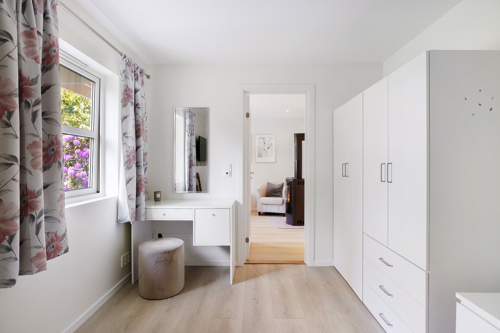 Soverommet passer godt som barnerom, ungdomsrom eller hjemmekontor. Galleribilde