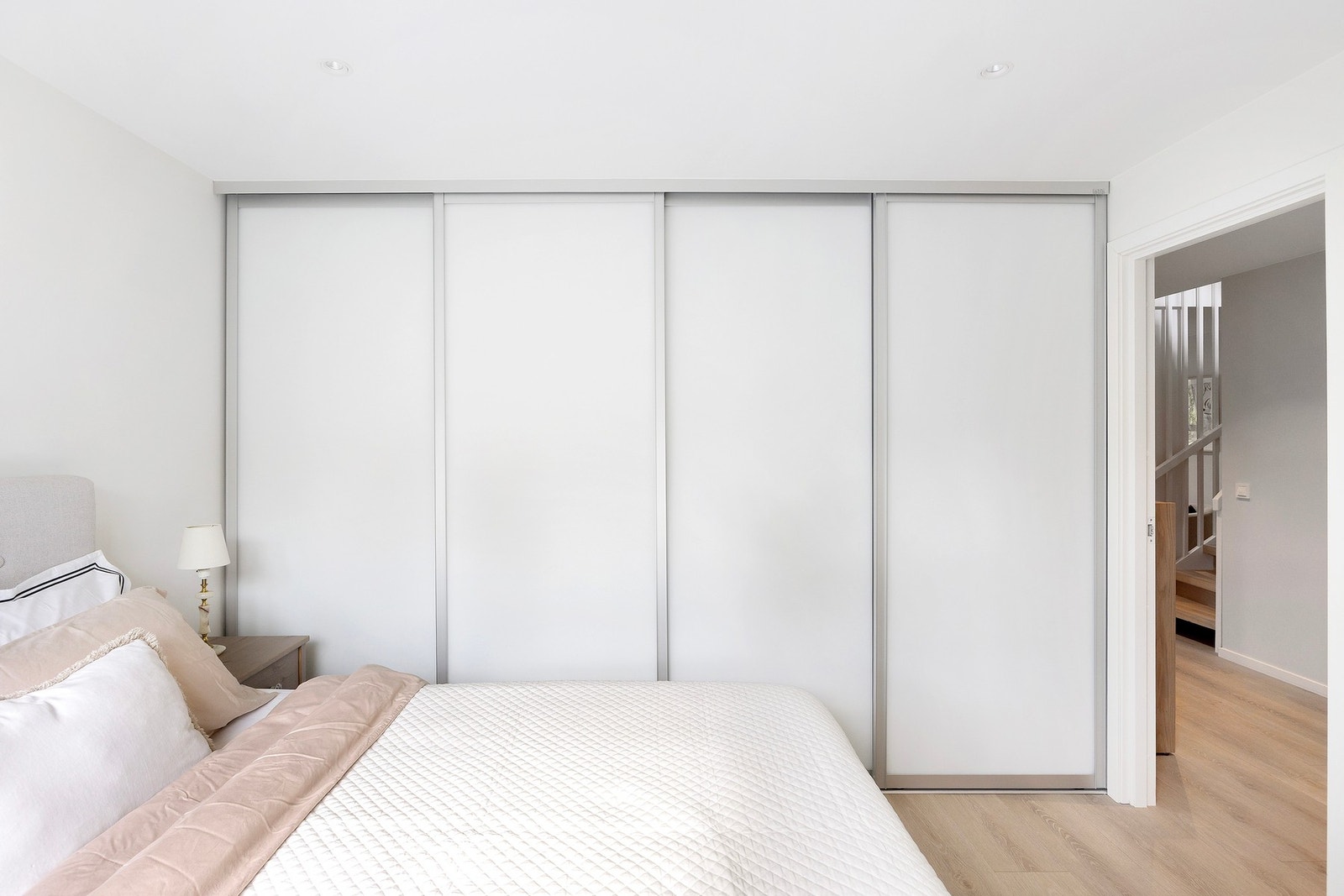 Soverommet har integrert skyvedørsgarderobe med god plass til lagring. Galleribilde