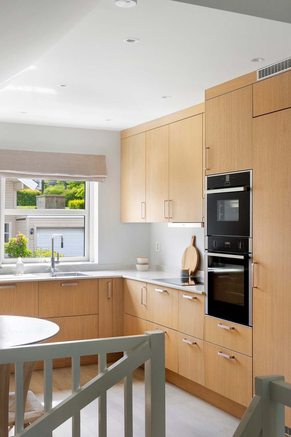 Nytt og moderne kjøkken fra 2023 med integrerte hvitevarer. Galleribilde