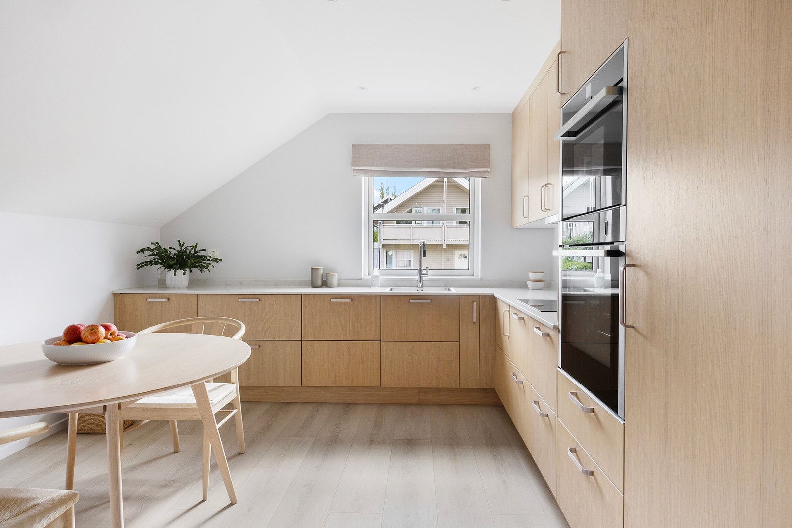 Kjøkkenet er oppusset i lekre materiale- og fargevalg. Galleribilde