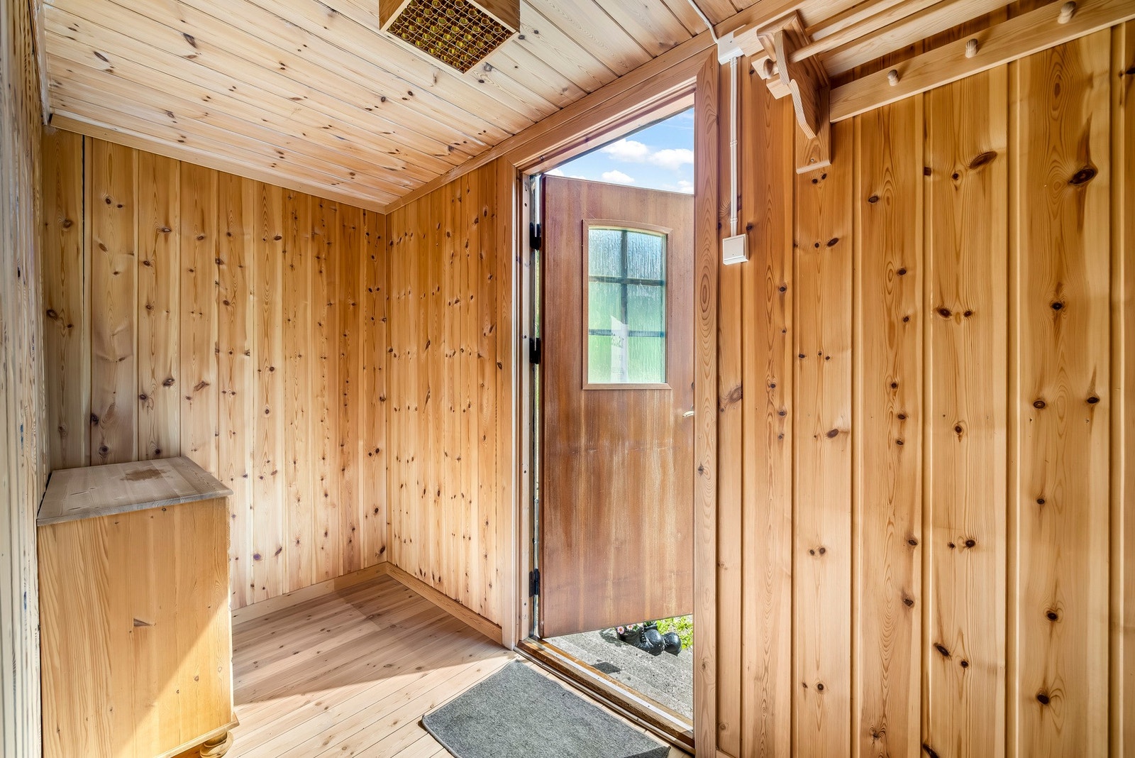 Vindfang/gang med god plass til å henge fra seg yttertøy Galleribilde