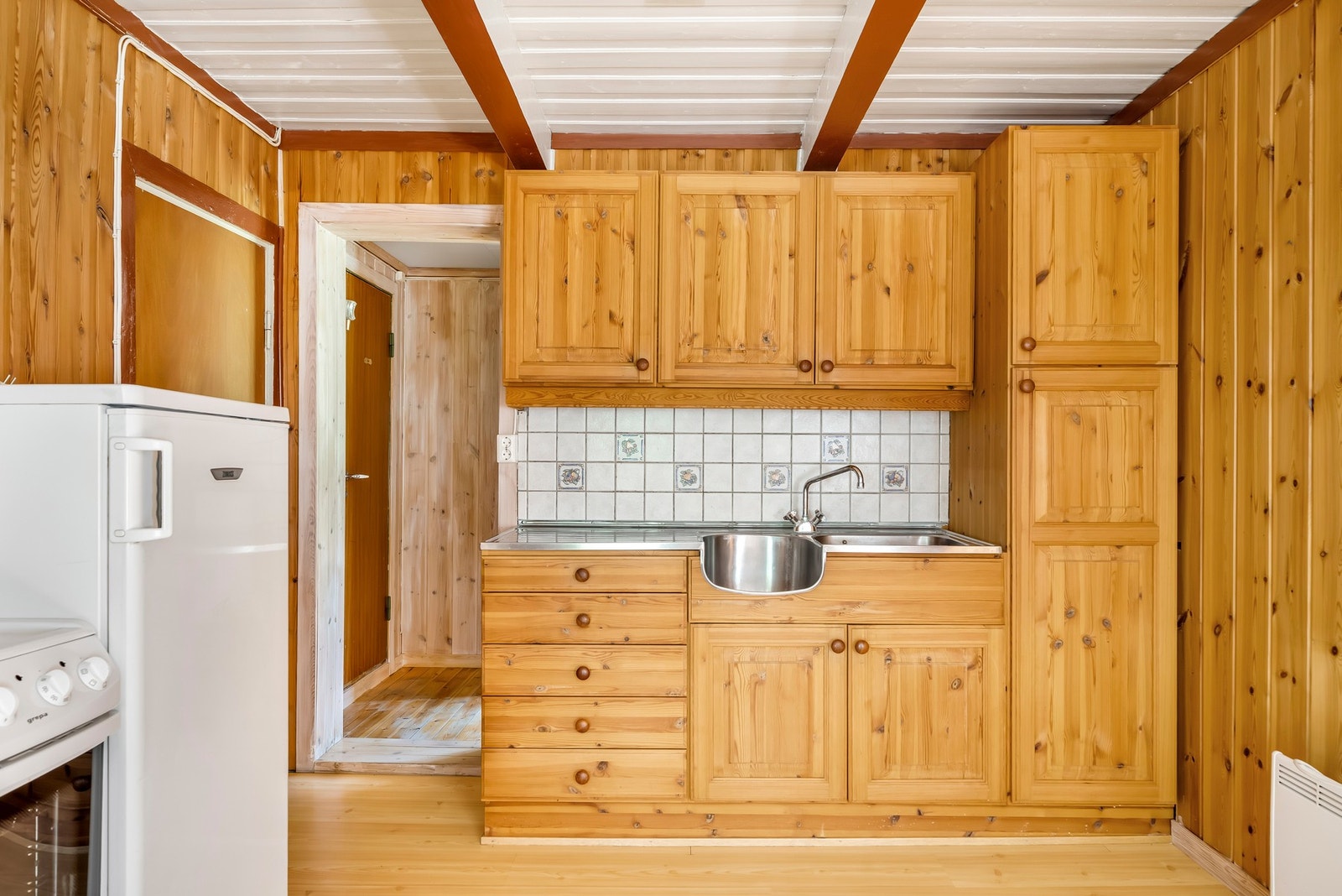 Kjøkkenet har innredning i heltre furu. Komfyr og kjøleskap medfølger Galleribilde