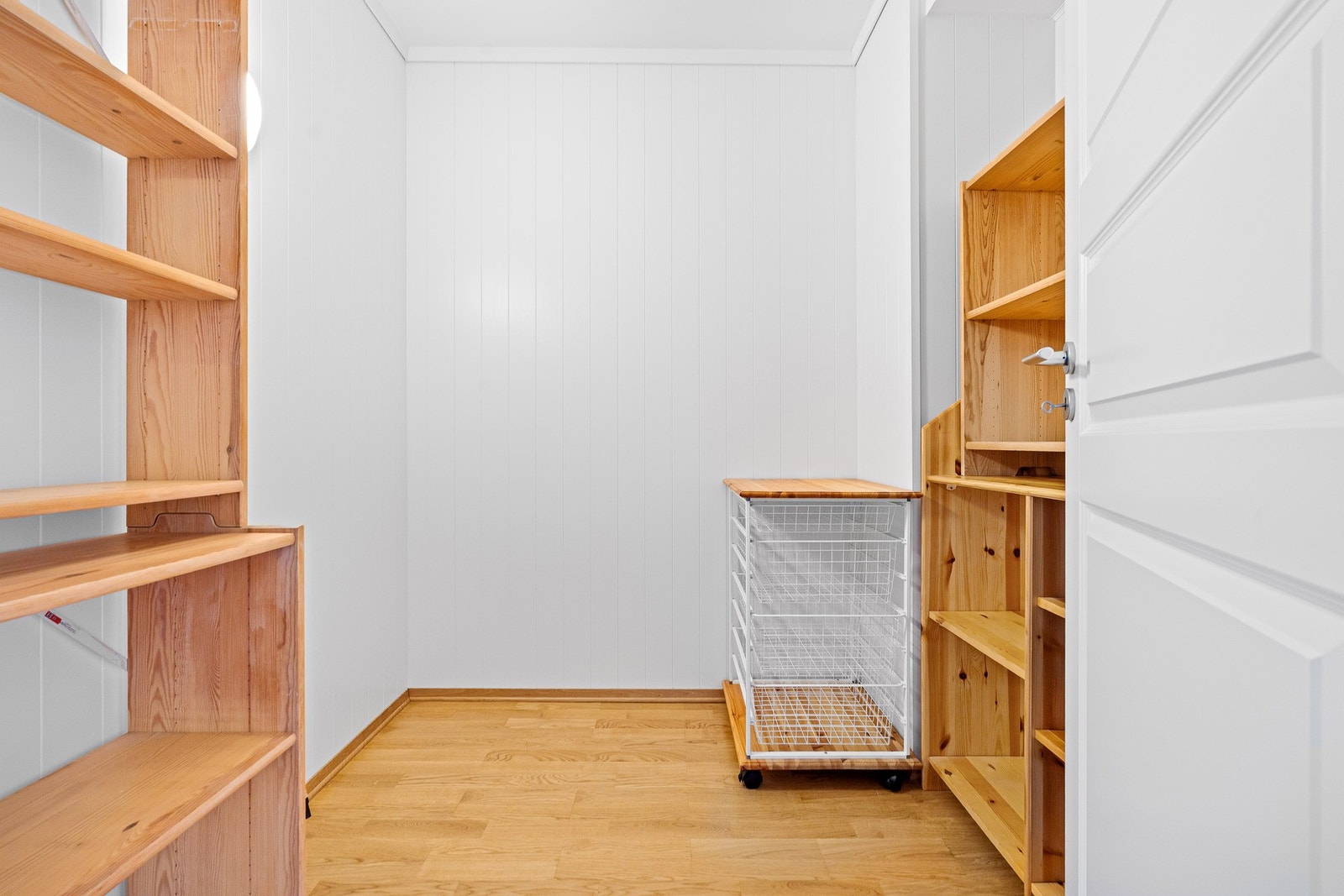 Praktisk bod i leiligheten med gode oppbevaringsmuligheter Galleribilde