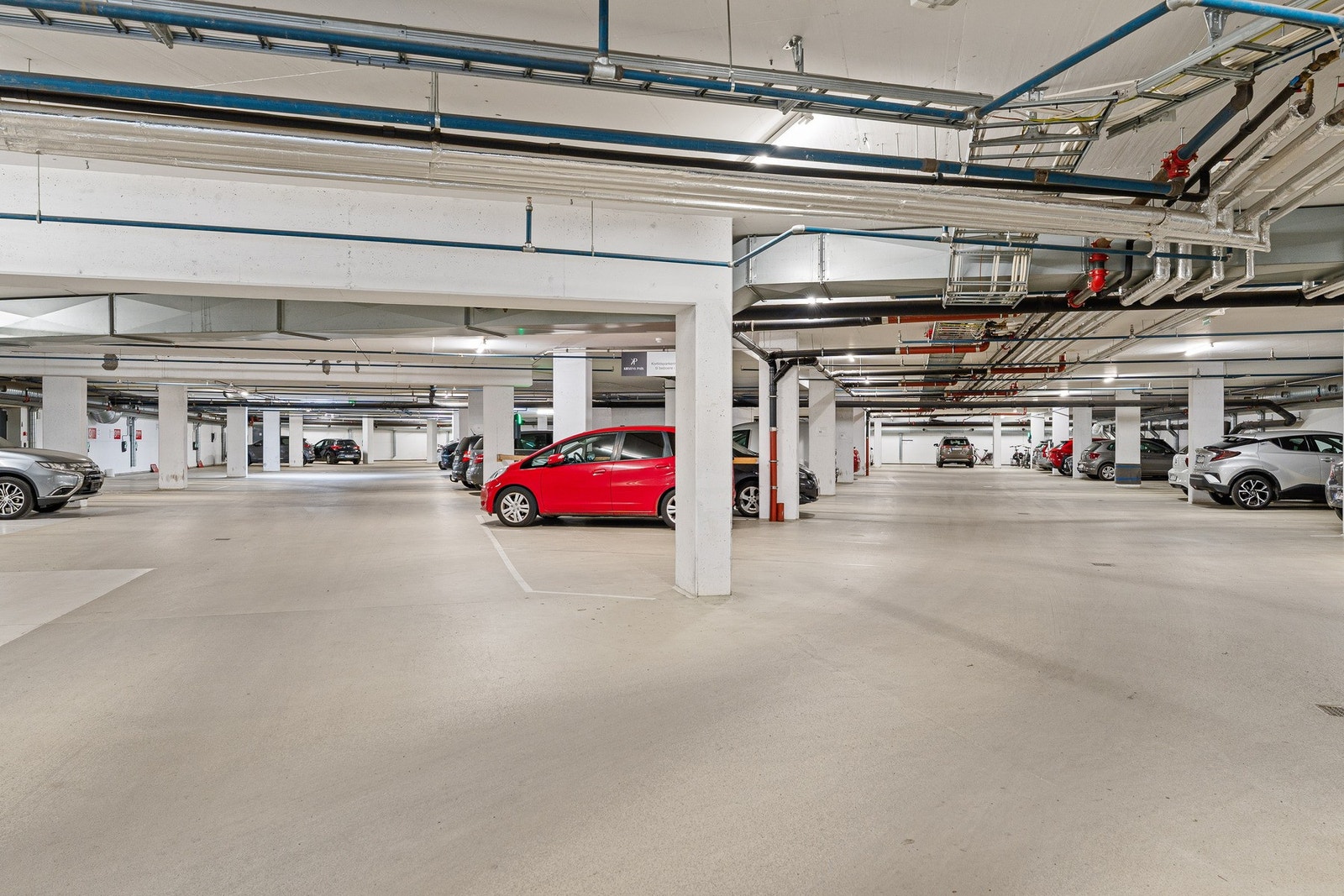 Det medfølger en parkeringsplass i kjeller. Heis fra p-plass til leiligheten Galleribilde