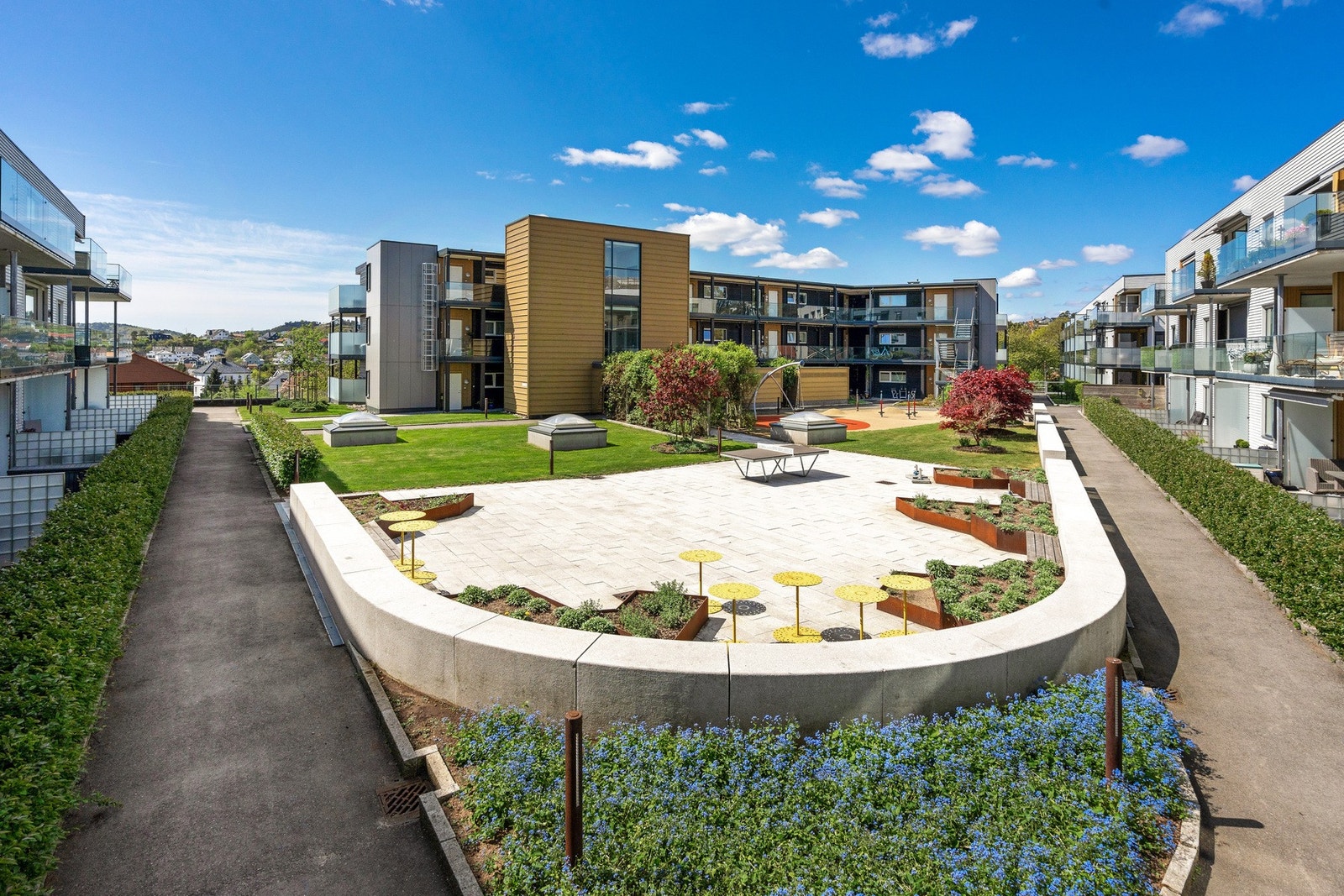 Pent opparbeide uteområde og sosiale soner på fellesområdet til sameiet Galleribilde