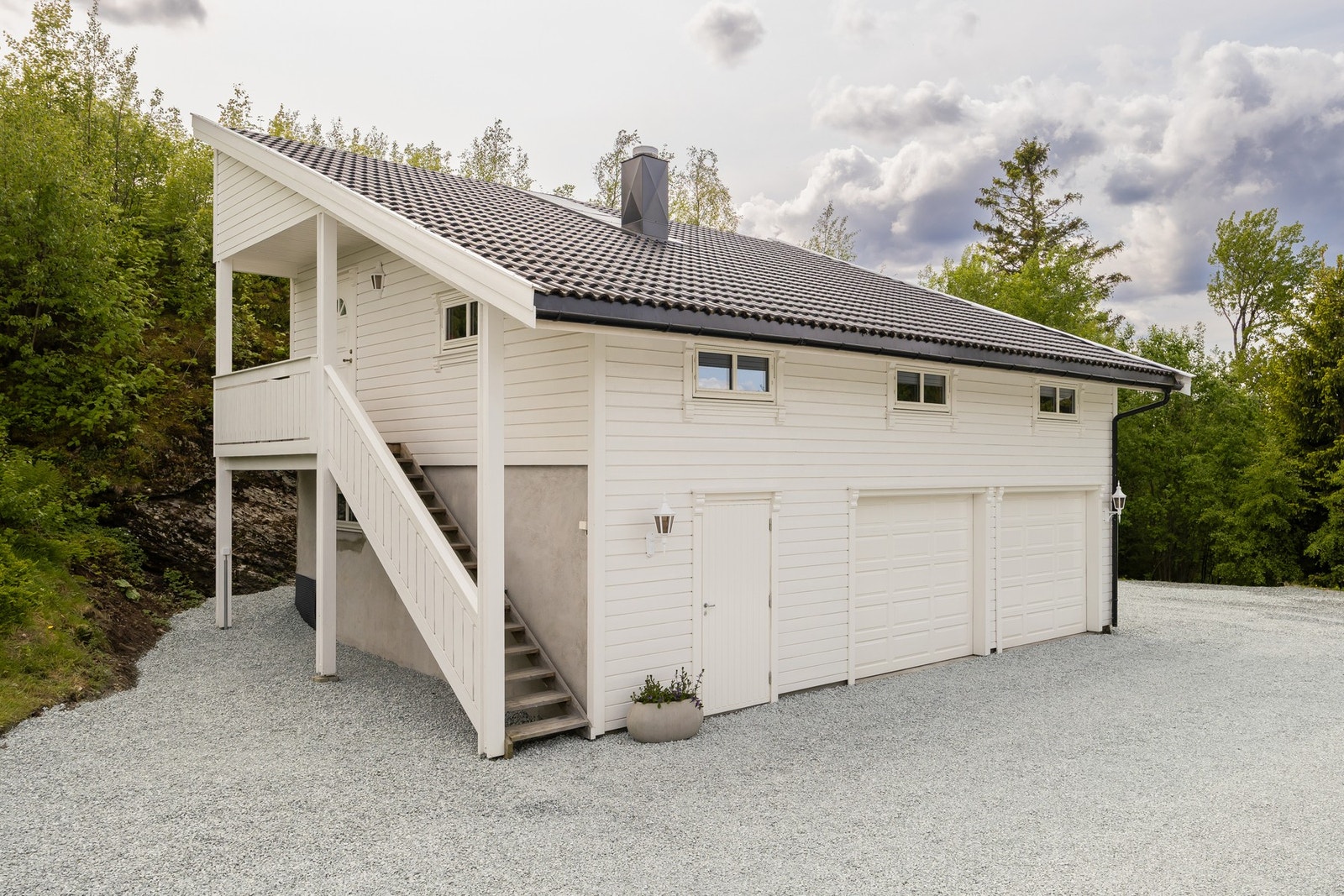 Leiligheten har seksjonert 1 parkering i garasje. 1 parkering vedsiden av garasje, samt at man har rett til 1 parkering ved starten av veien på fellesparkering. Galleribilde