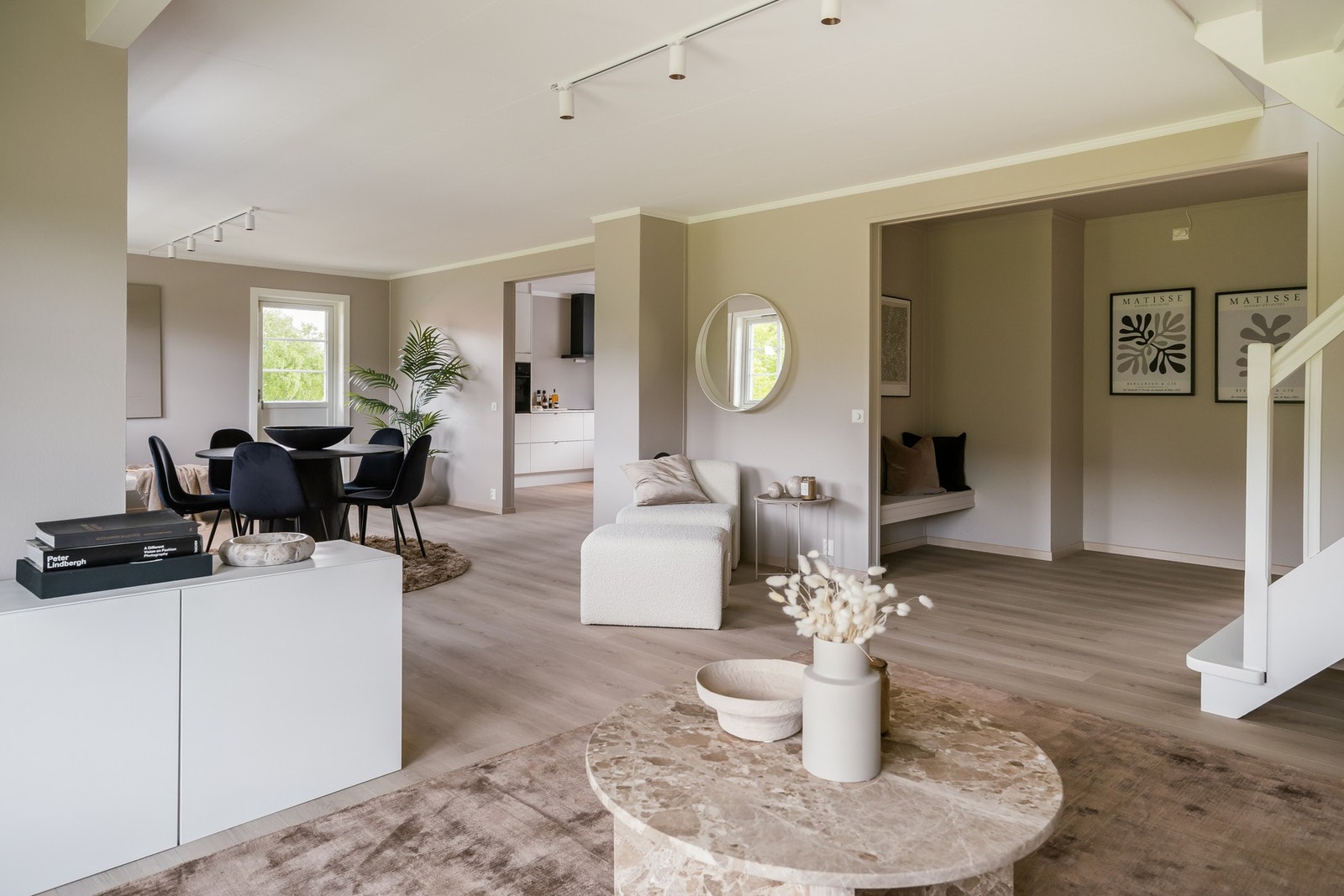 PrivatMegleren har gleden av å presentere Stokkanvegen 54B, en nyrenovert leilighet over 2 plan ved Stjørdal Golfklubb. Galleribilde