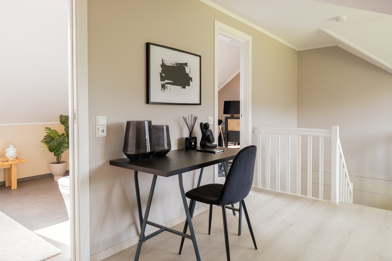 Plass for kontorpult. Badet ligger på samme plan som soverom. Galleribilde