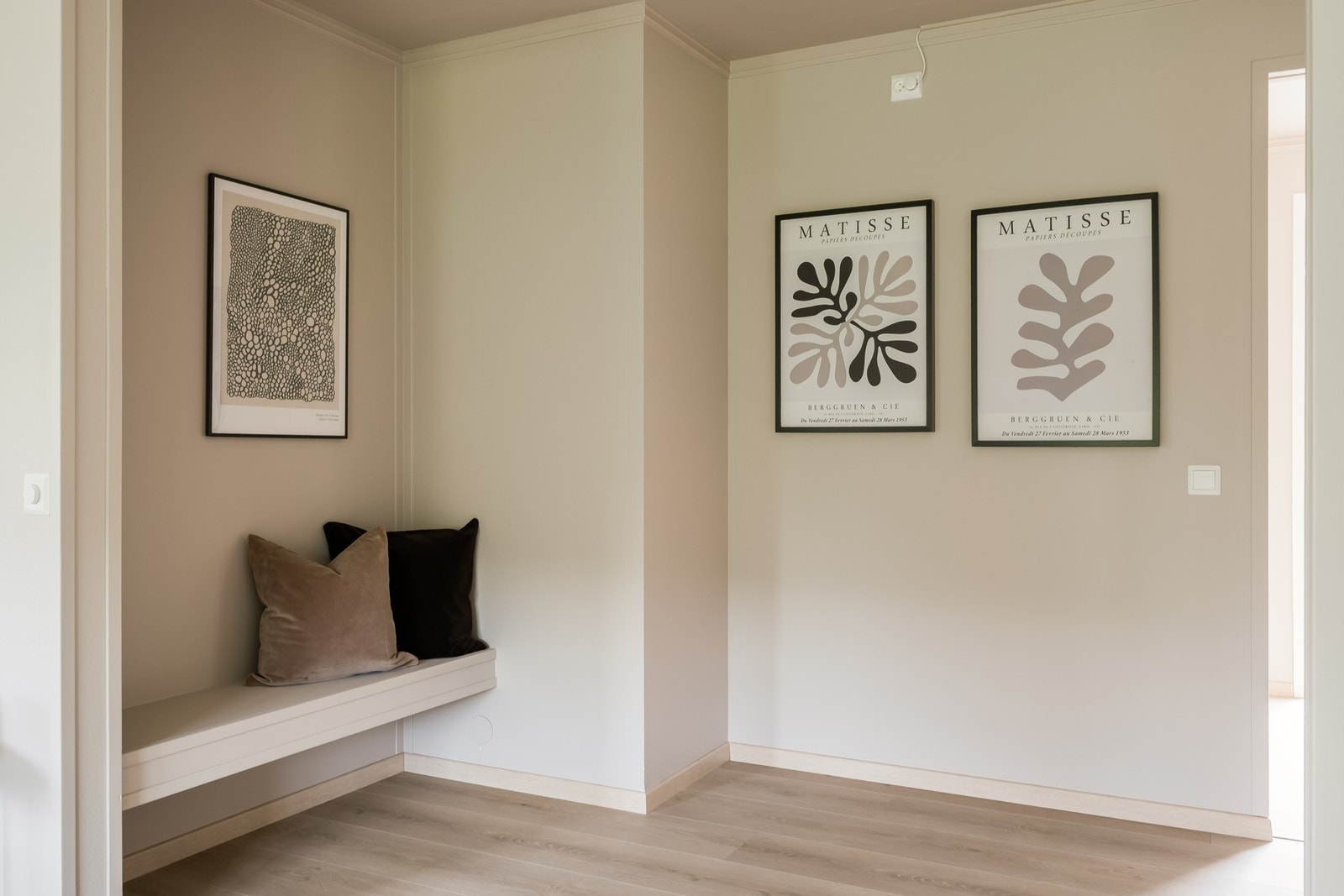 Entré som gir et godt førsteinntrykk samt en smakebit på det som vil komme. Plassbygget benk og god plass for garderobeskap. Galleribilde