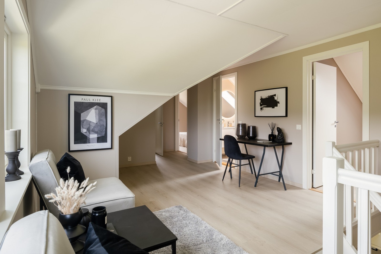 Vinduer gir godt med dagslys, og rommet kan enkelt tilpasses ulike behov og livssituasjoner. Galleribilde