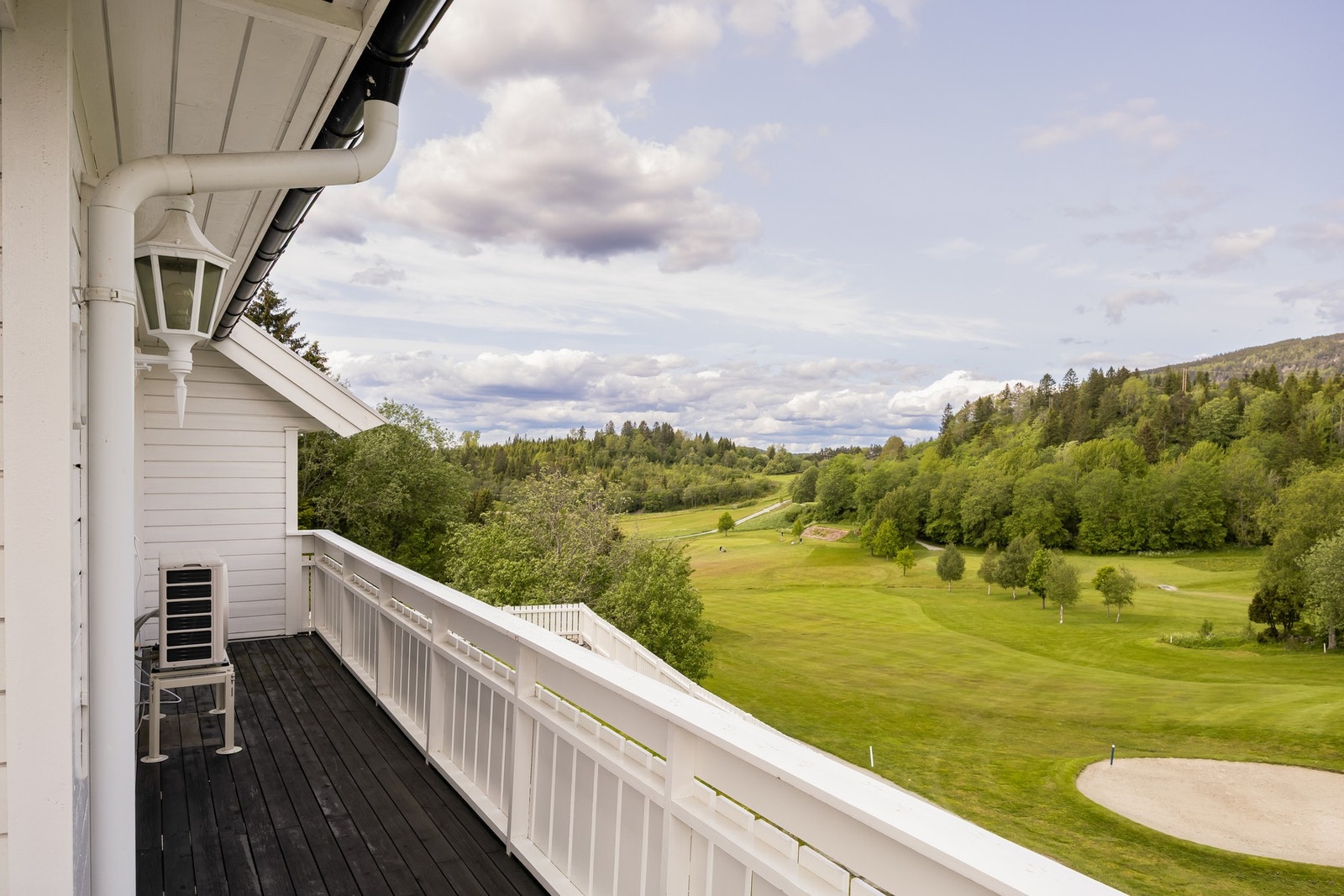 Eiendommen har gode solforhold og ligger på et høydedrag som gir flott utsikt utover golfbanen og fjellene i bakgrunn. Galleribilde