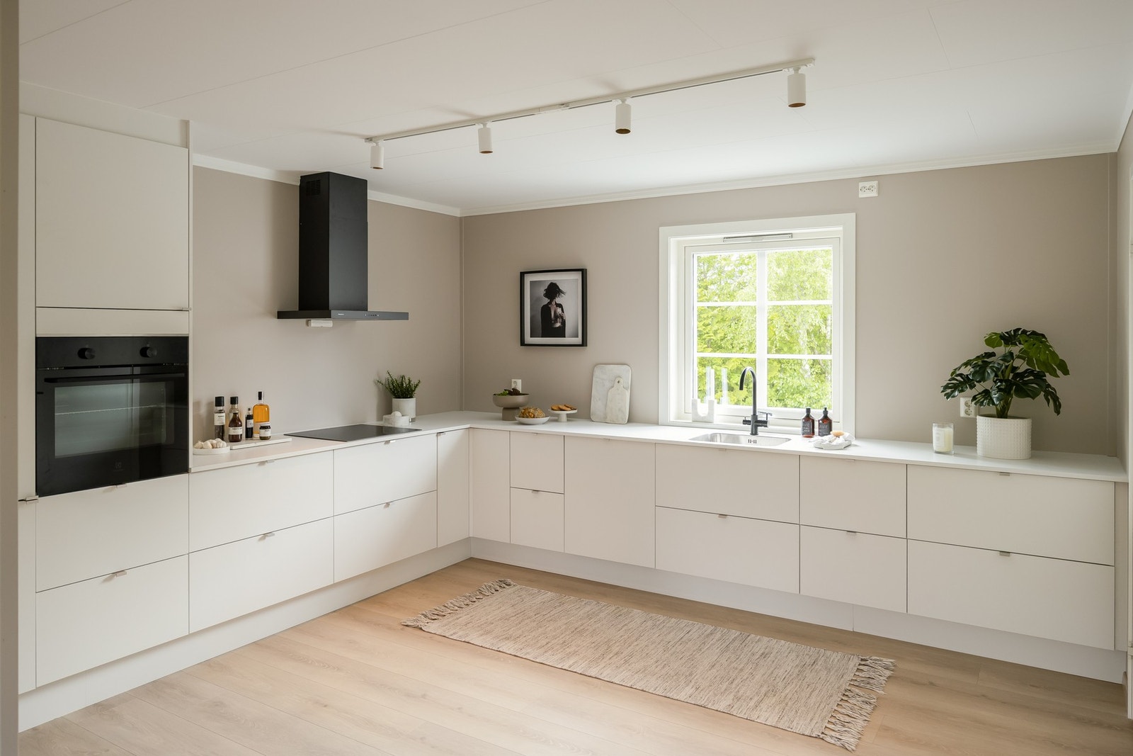 Det moderne kjøkkenet fra Norema kombinerer funksjonalitet og elegant design. Galleribilde