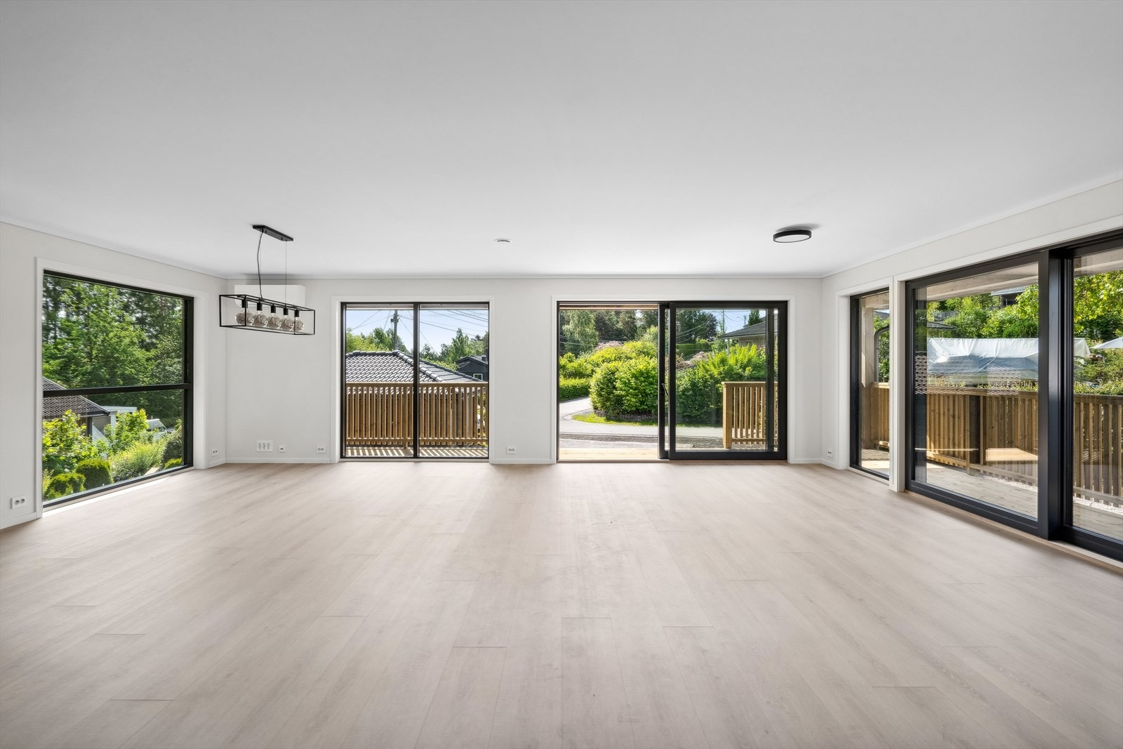 Stor stue med 2 utganger til terrassen Galleribilde