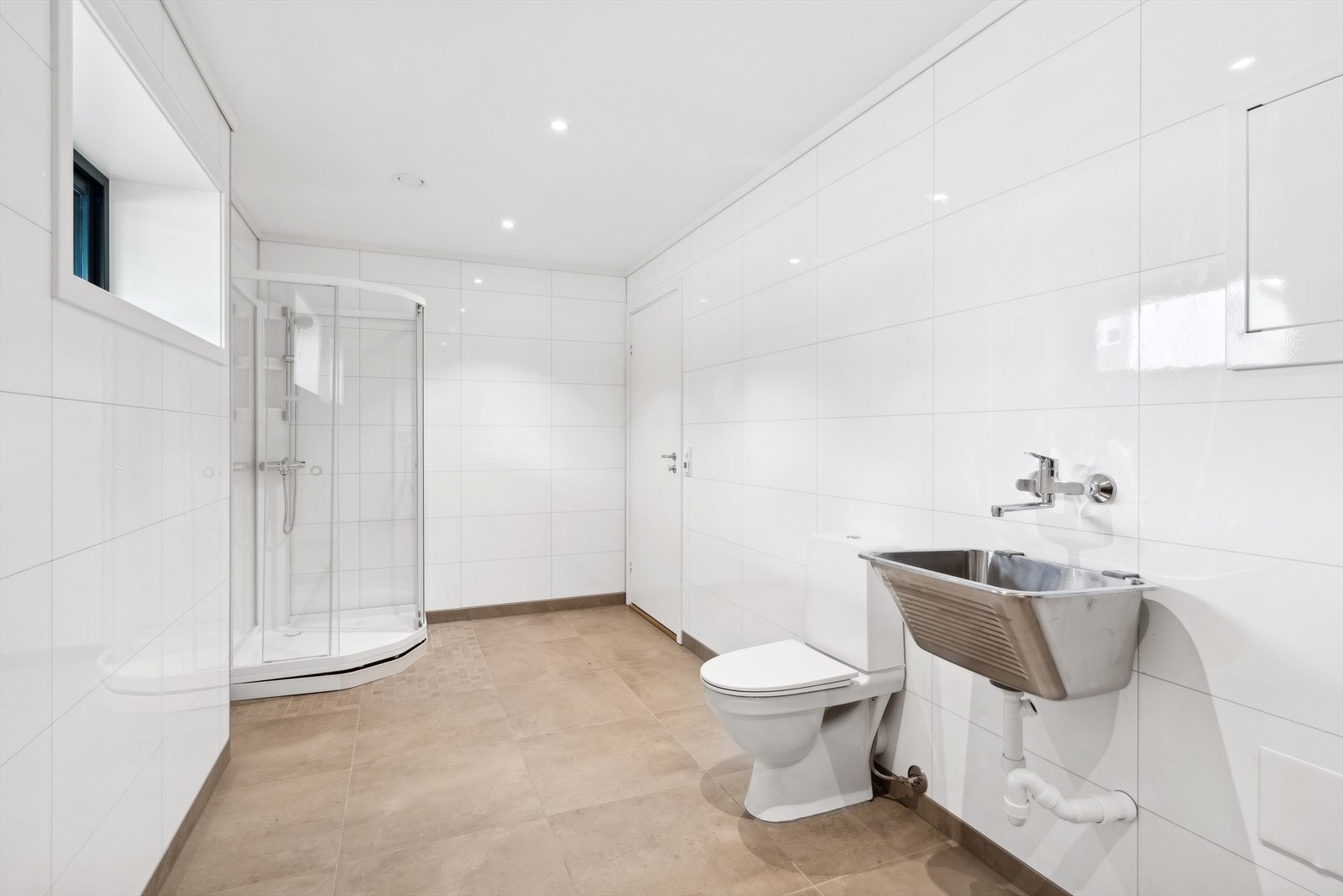 Vaskerom/bad i 1. etg. med flis på gulv og varmekabler Galleribilde