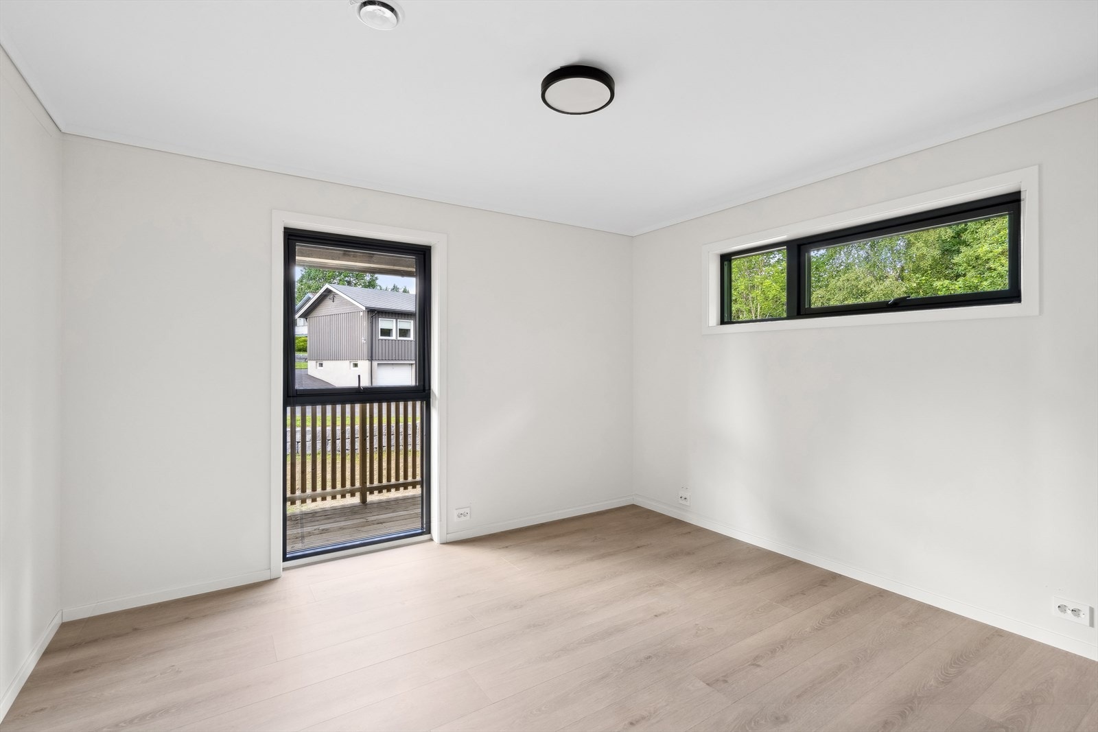 Det er 3 soverom i hovedetasjen Galleribilde