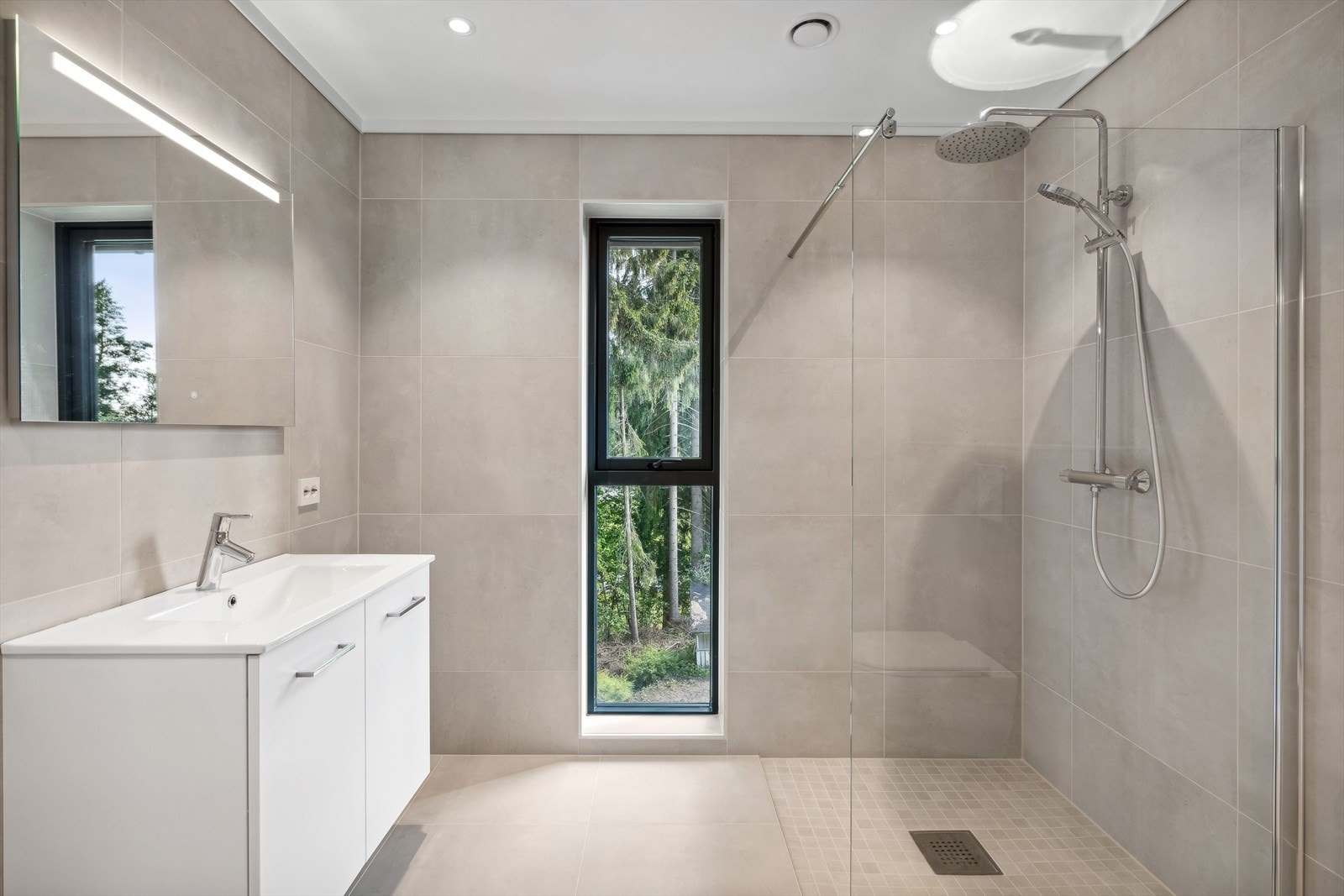 Det er 3 bad i boligen Galleribilde