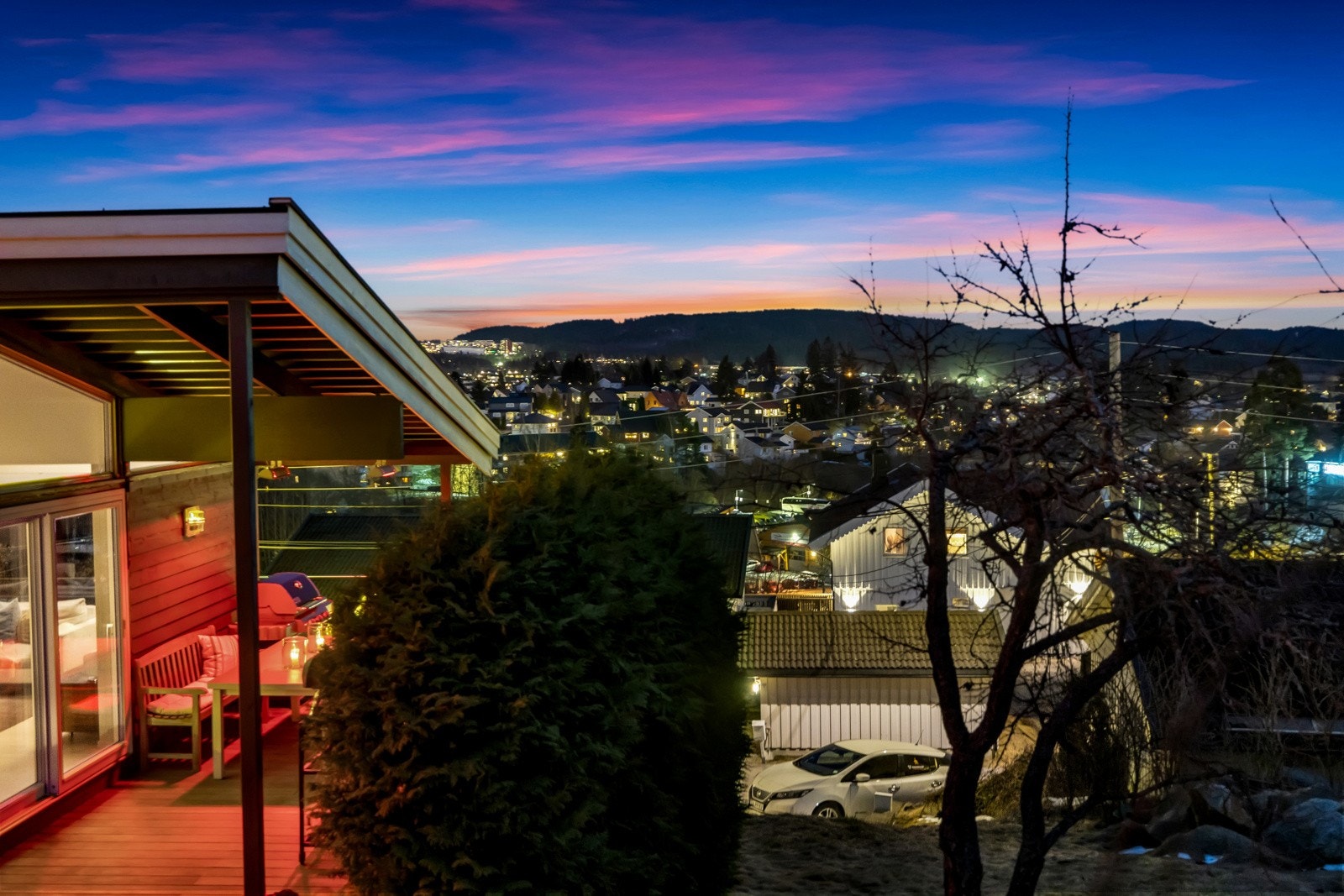 Eiendommen er plassert fint i terrenget med store uteplasser vendt mot sydvest. Galleribilde