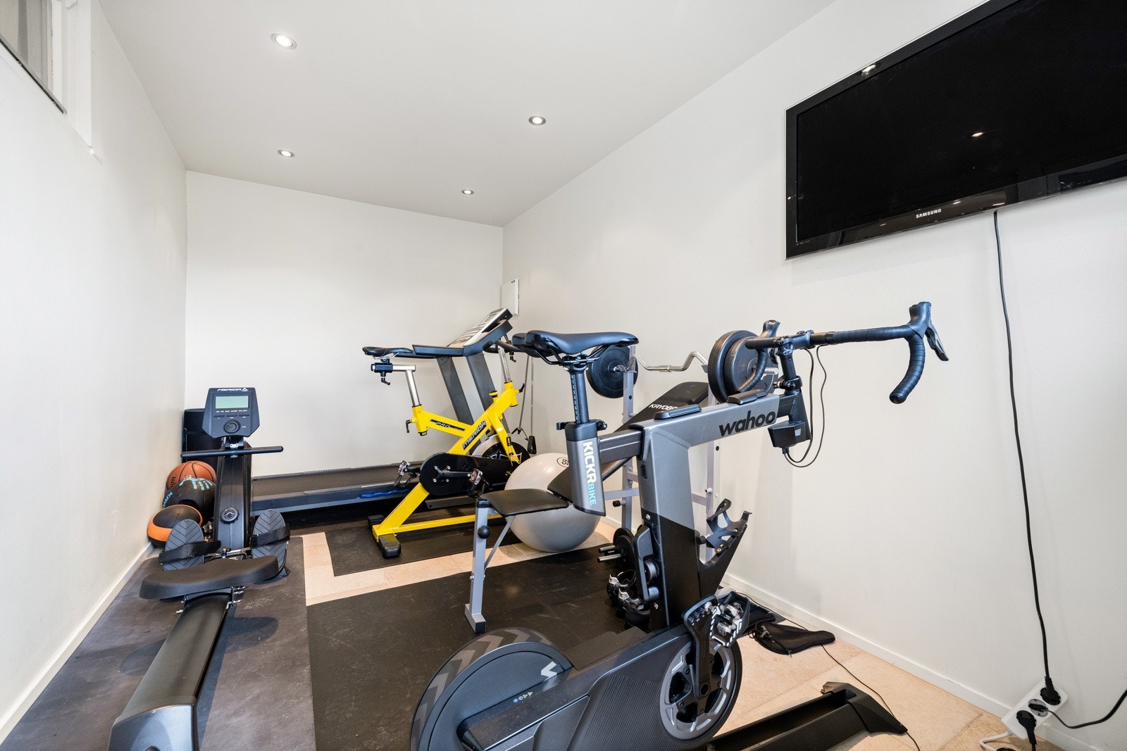 I 1. etasje ligger også et innredet trimrom/bod med utvendig adkomst. Galleribilde