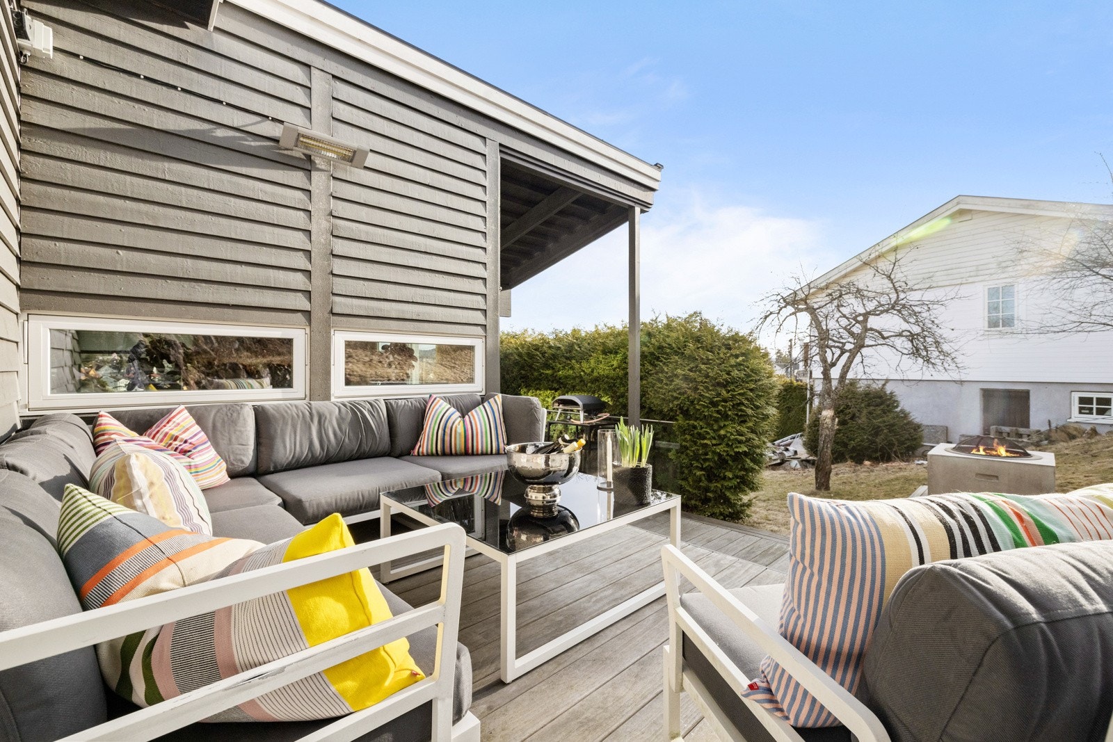 Terrassen strekker seg rundt tre sider av husveggen og har et totalt areal på hele 67 kvm. Galleribilde