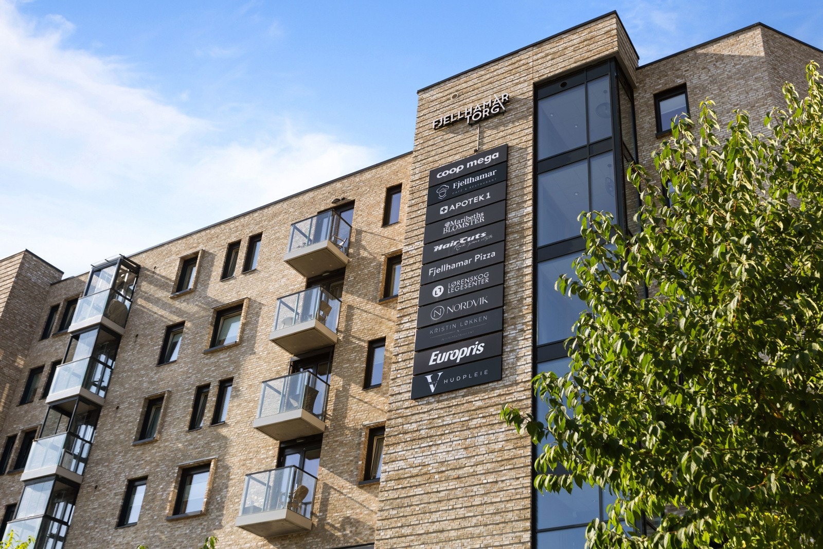 Fjellhamar Torg med bl.a. Coop Mega, Europris, apotek, legesenter og hudpleie. Galleribilde