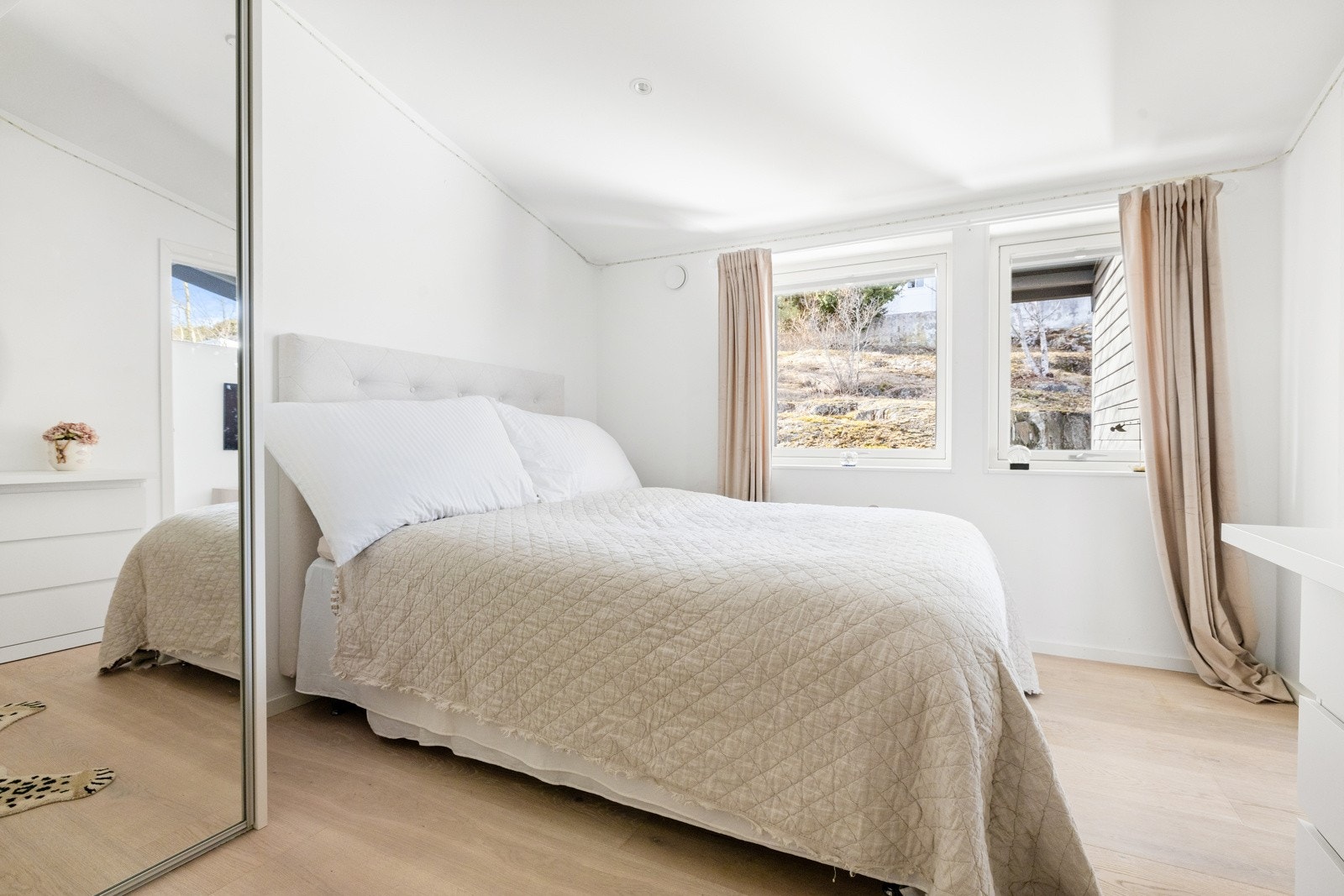 Soverom med plass til skrivebord. Praktiske garderobeskap. Galleribilde