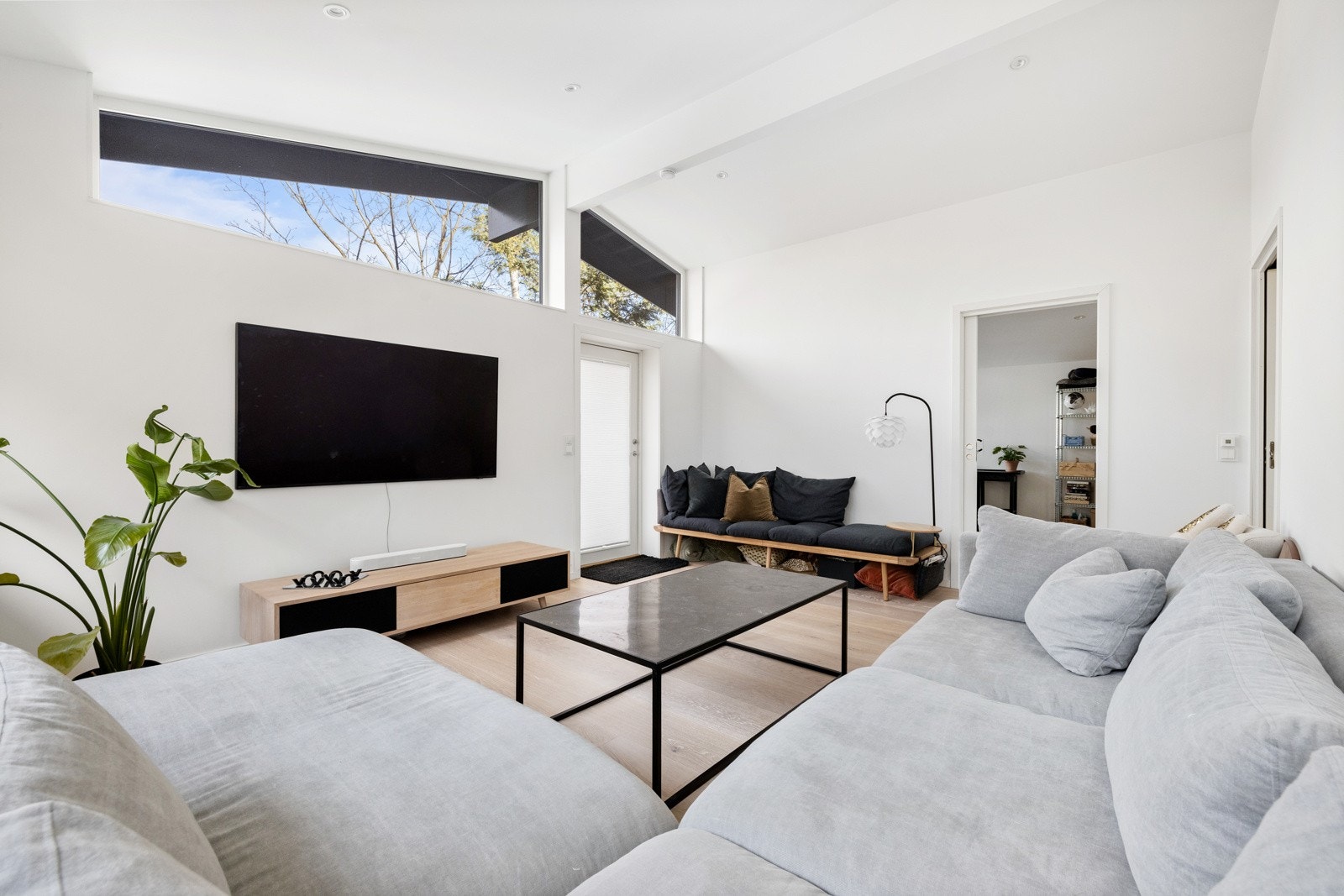 Praktisk meg egen stue tilknyttet to av soverommene. Det er også egen utgang fra stuen. Galleribilde