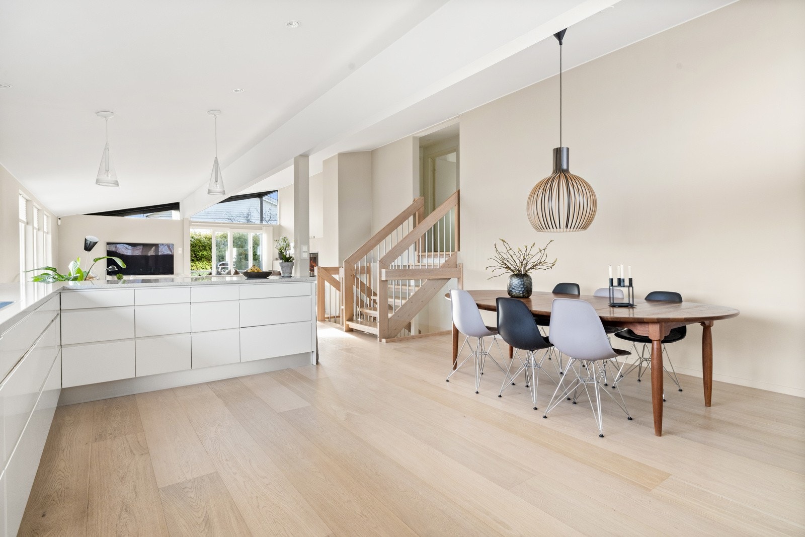 Komplett utstyrt med helintegrerte kvalitetshvitevarer fra Miele. Galleribilde