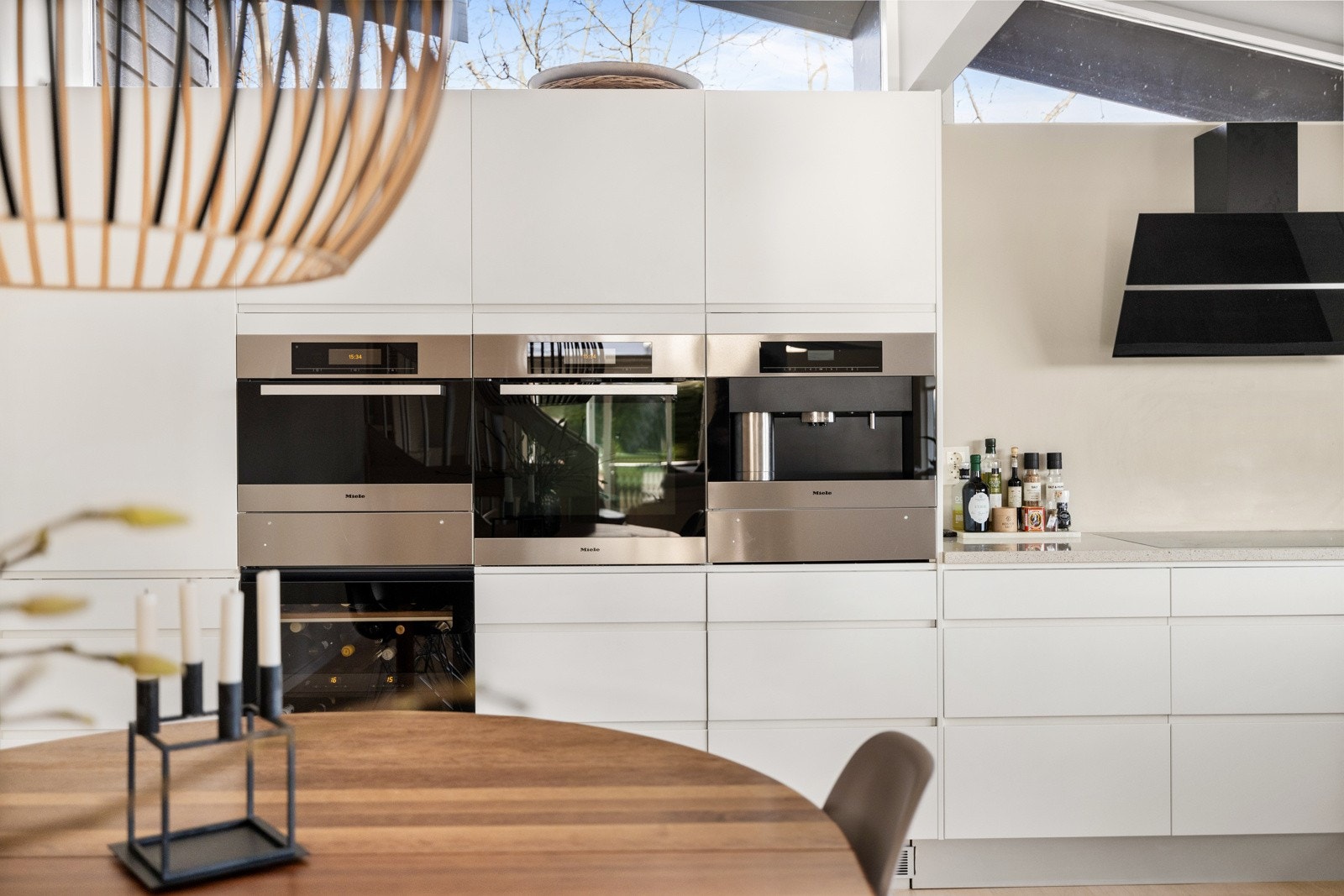 Integrert dampovn, stekeovn og kaffemaskin i praktisk arbeidshøyde. Lekkert vinskap følger også med. Galleribilde