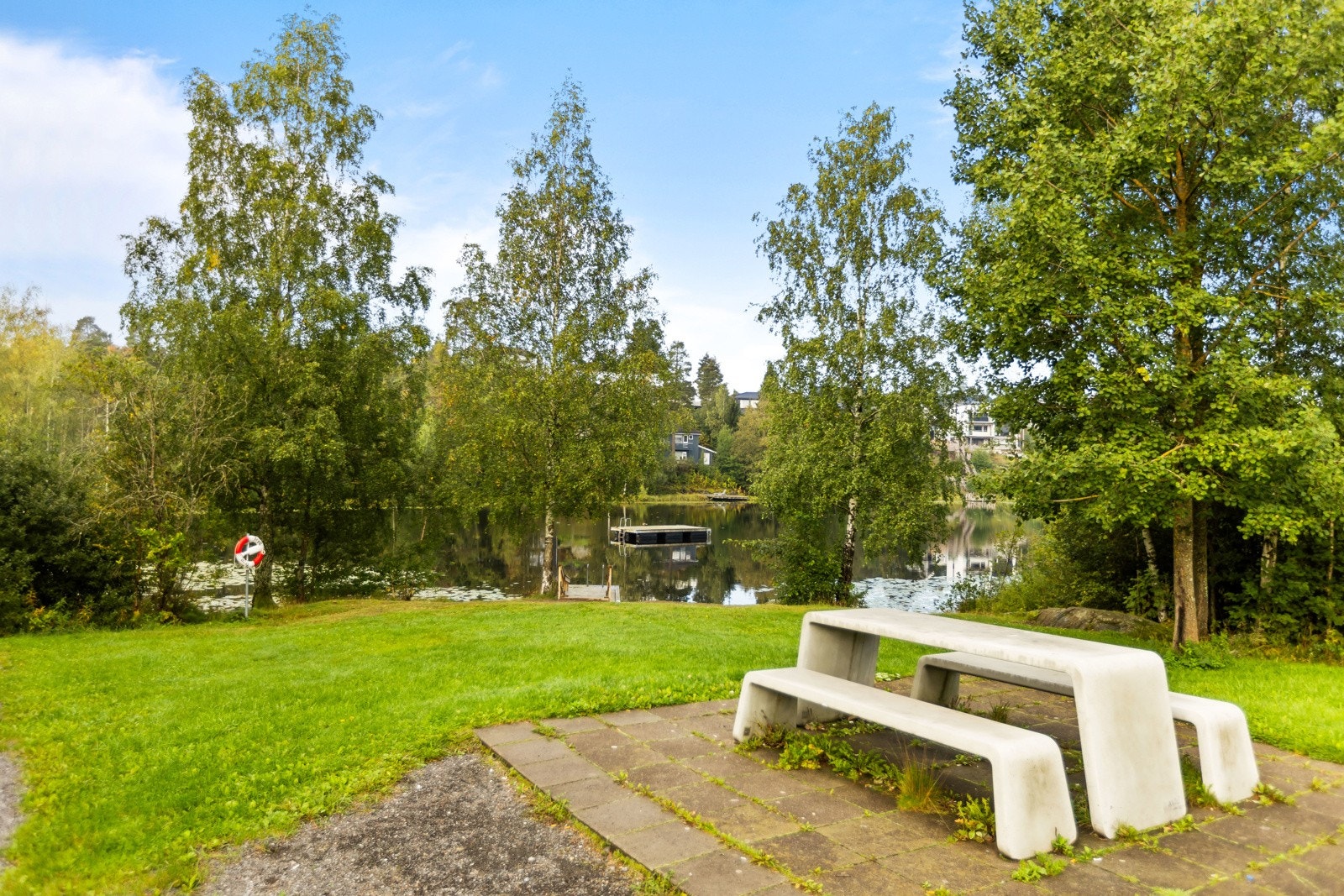 Vesletjern med grøntområder og badeplass. Like ved ligger også idylliske Langvannet. Galleribilde