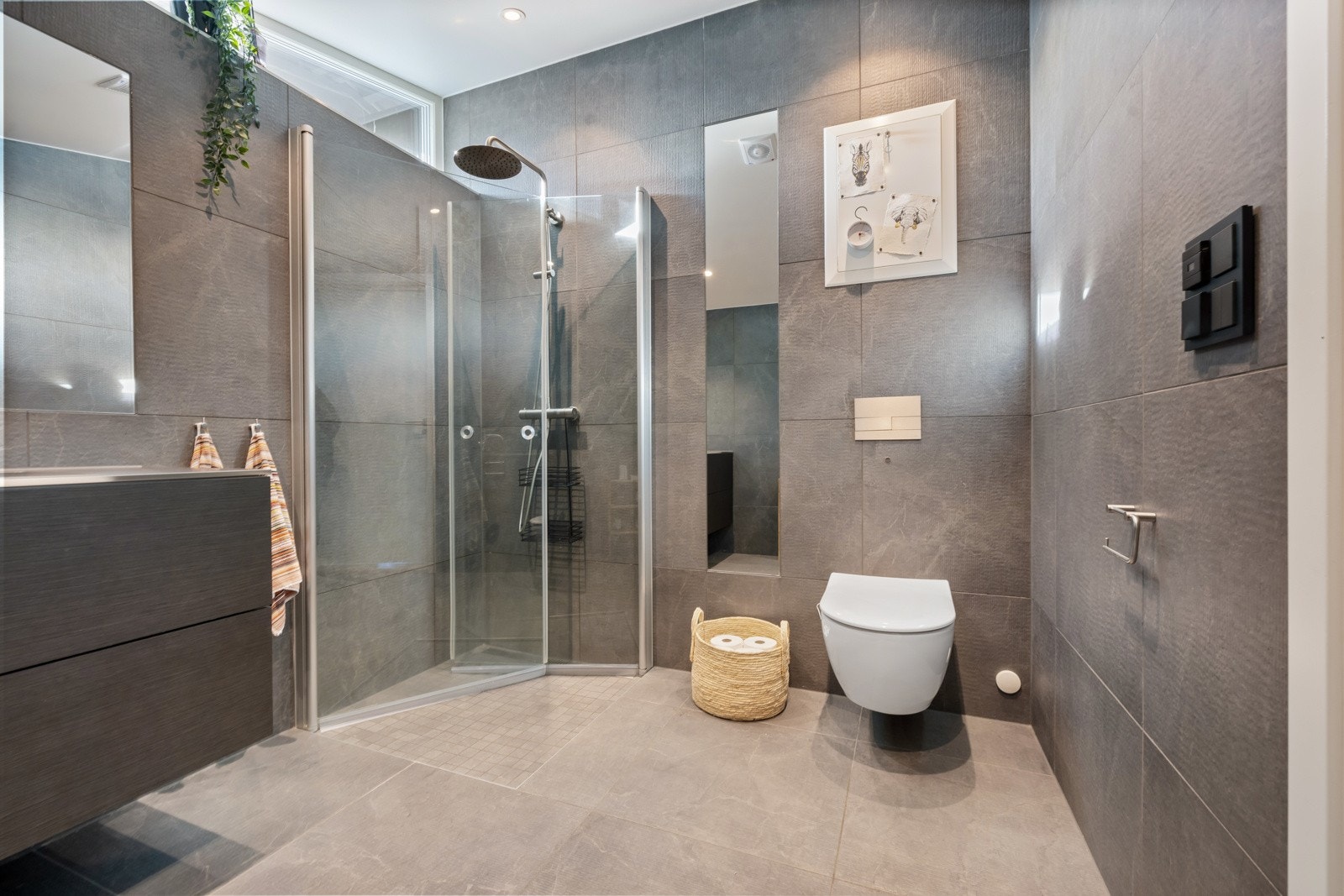 Toppmoderne bad med stilfull innredning. Varme i gulvet. Galleribilde