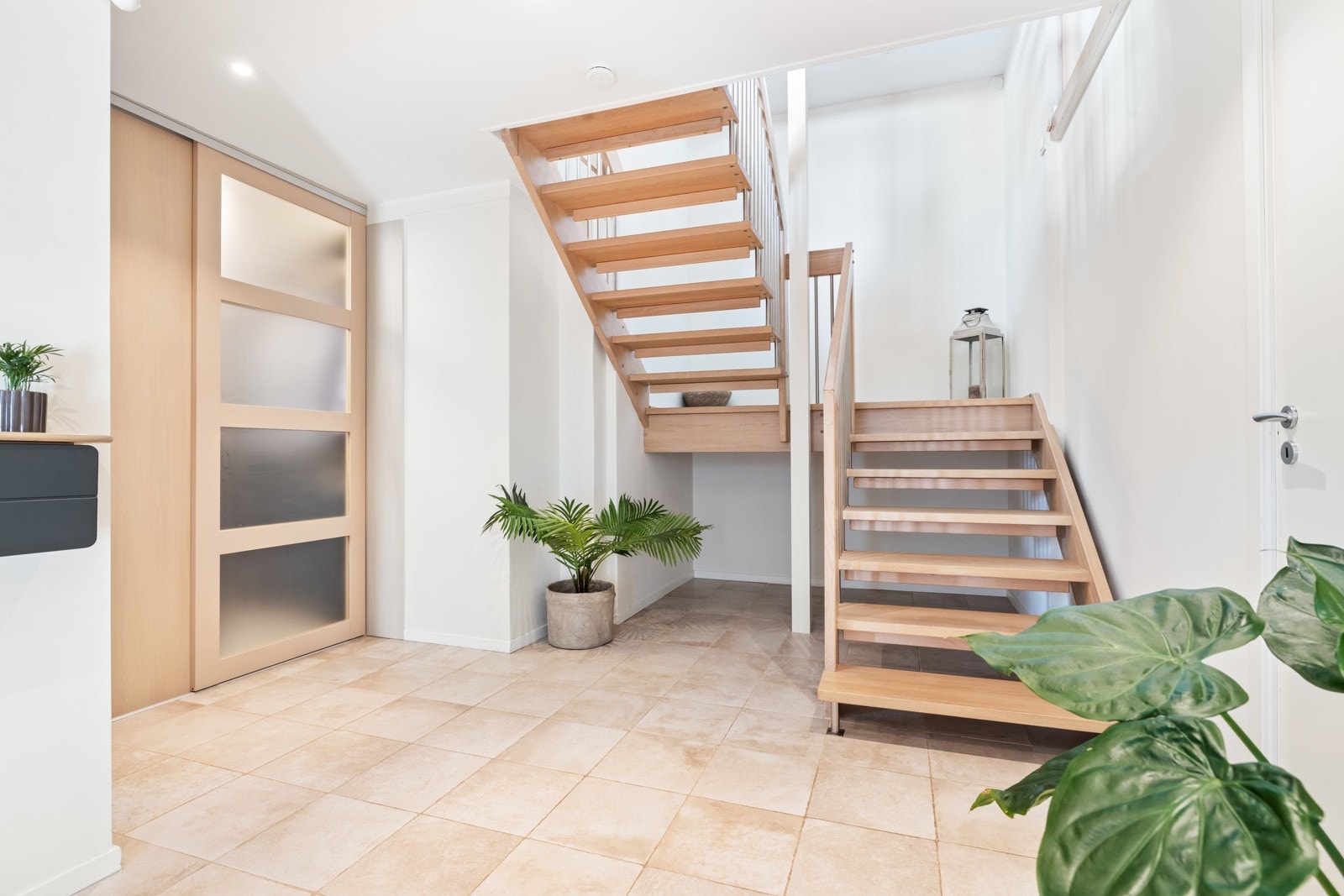 Trappehall med garderoberom. Galleribilde