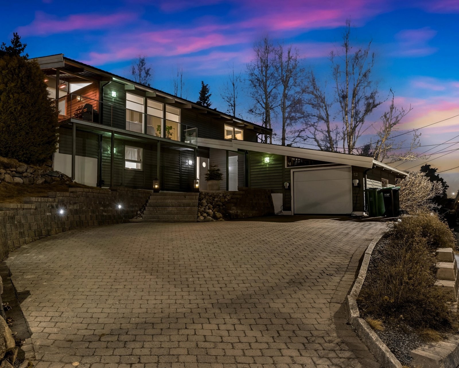 Innholdsrik arkitekttegning enebolig med påkostede løsning og tilbygg fra 2012 og 2019. Galleribilde