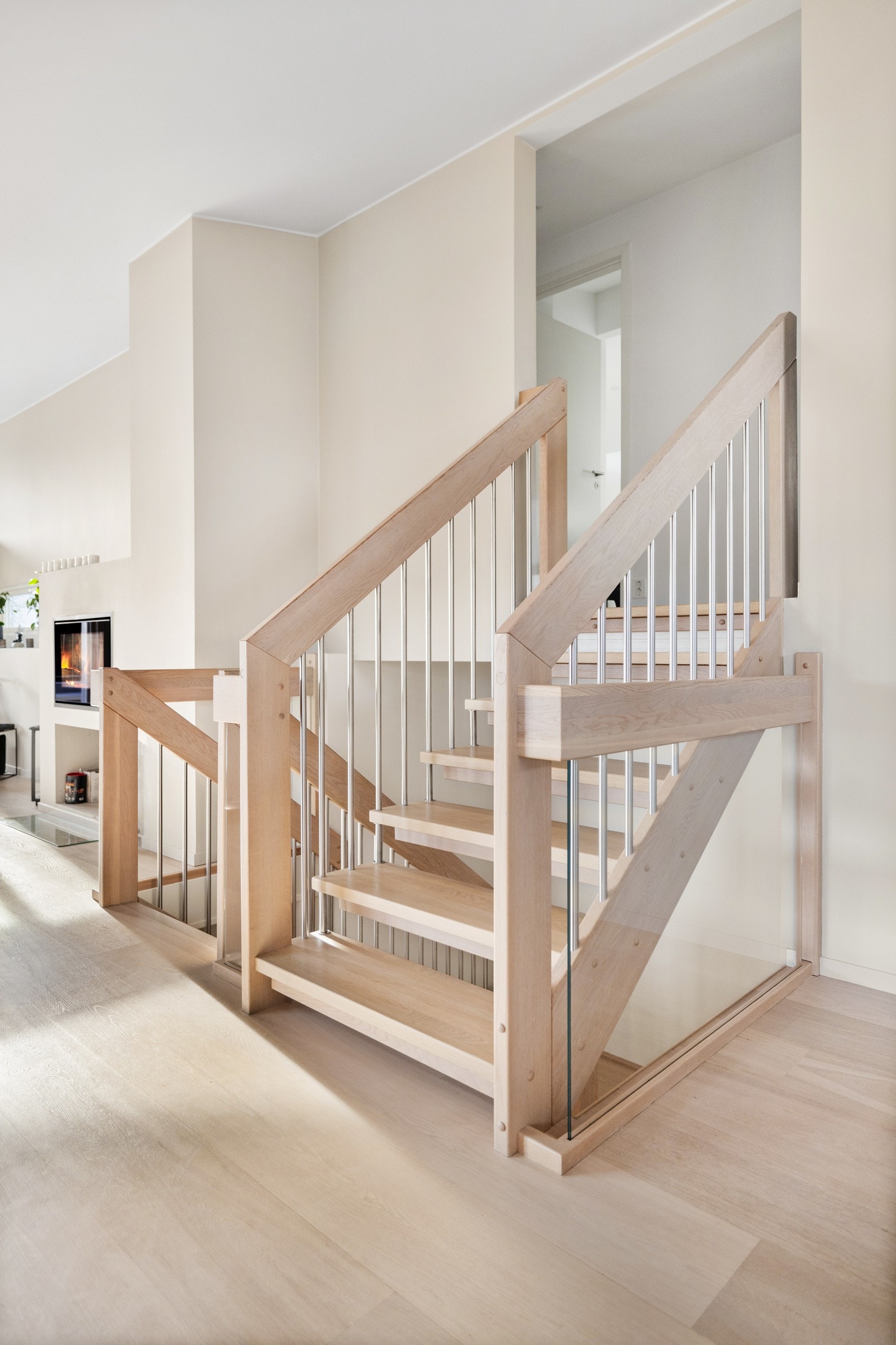 Opp trappen ligger en egen avdeling med tre soverom, bad og en ekstra stue. Galleribilde