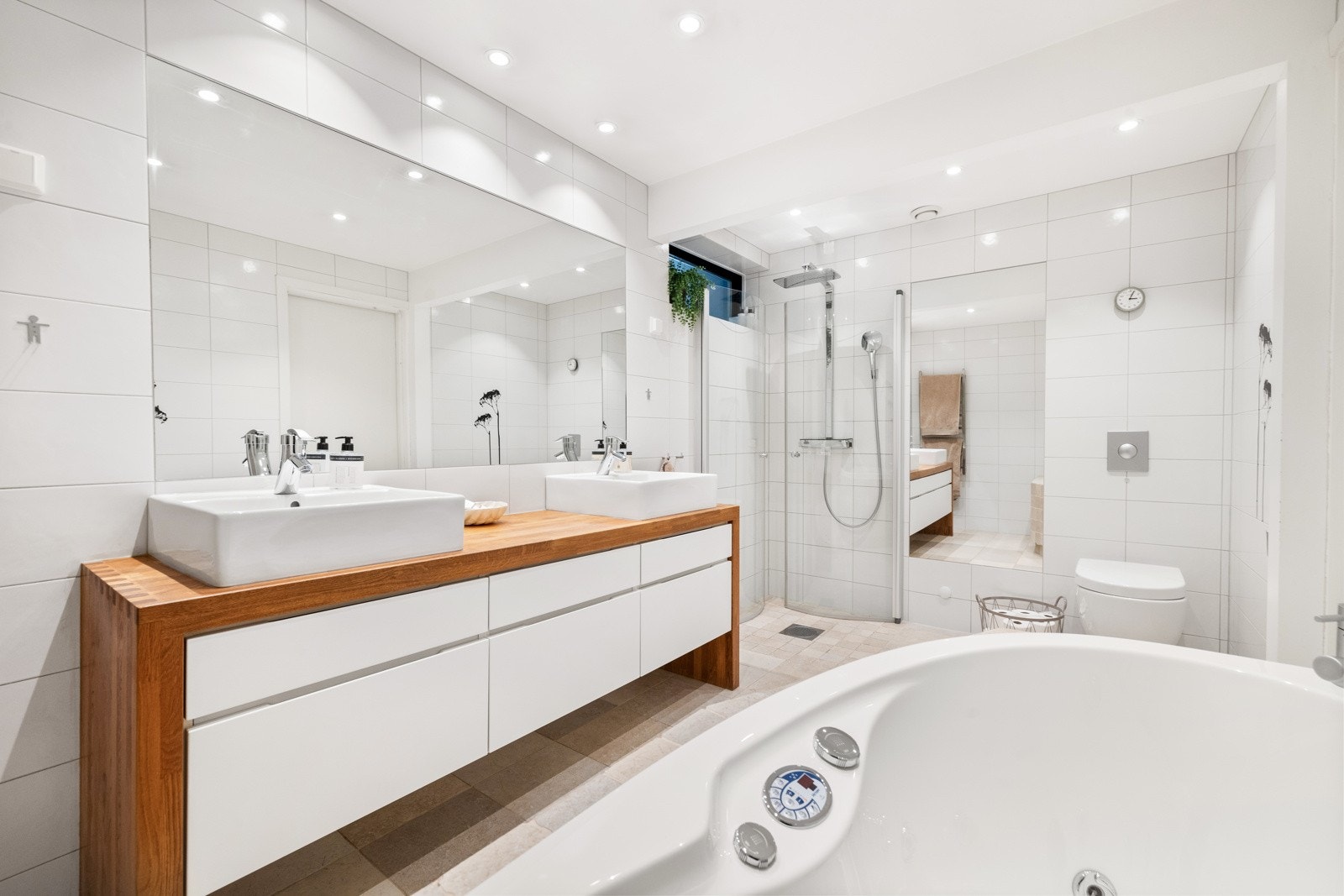 Dobbel servant over skuffeseksjon som gir god flyt i morgenrushet. Galleribilde