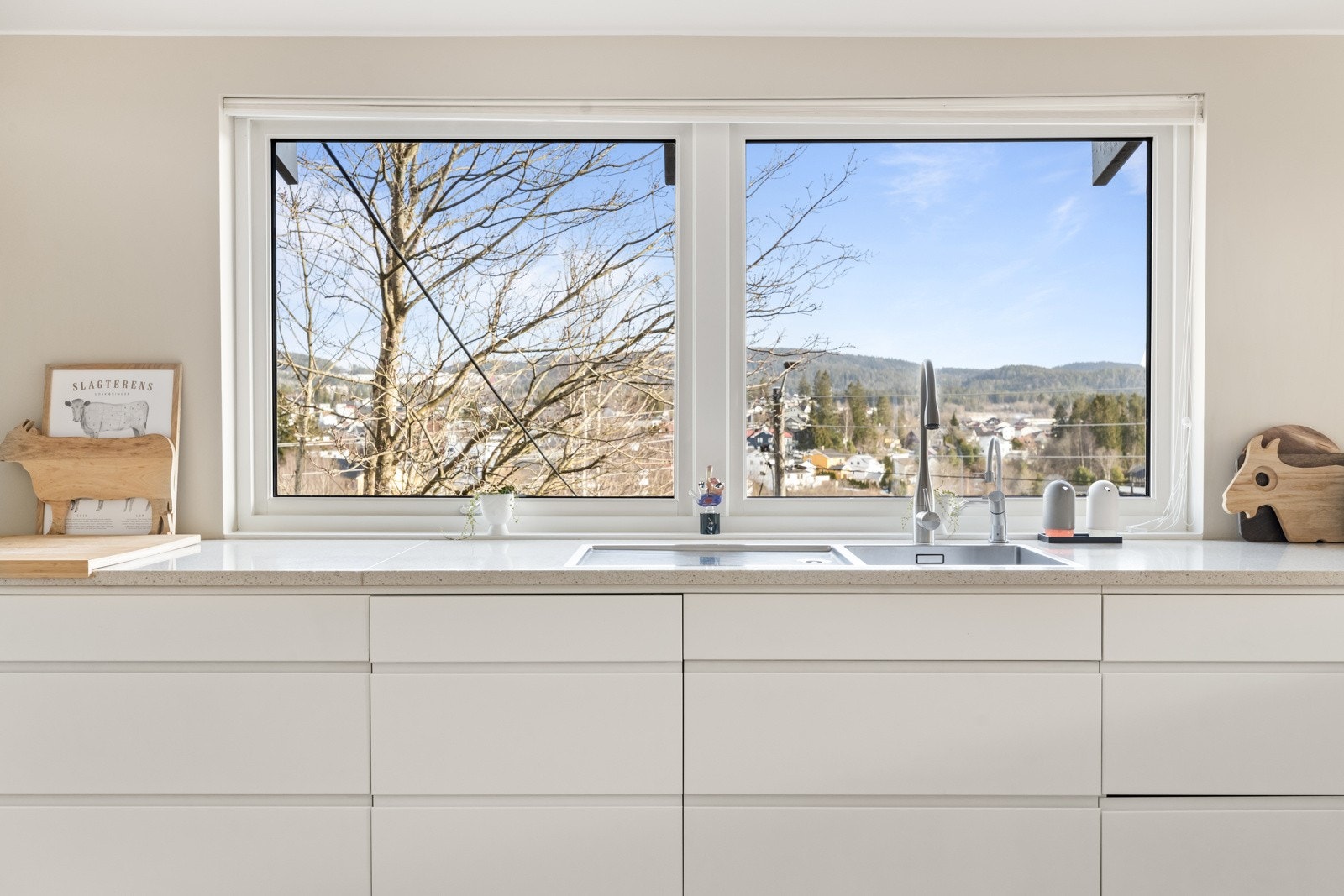 Benken er dekket med solid og lekker kompositt som er lett å renholde. Galleribilde