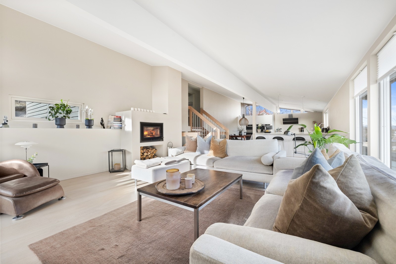 Parkettgulvet i stue og kjøkken ble slipt i 2021. Galleribilde