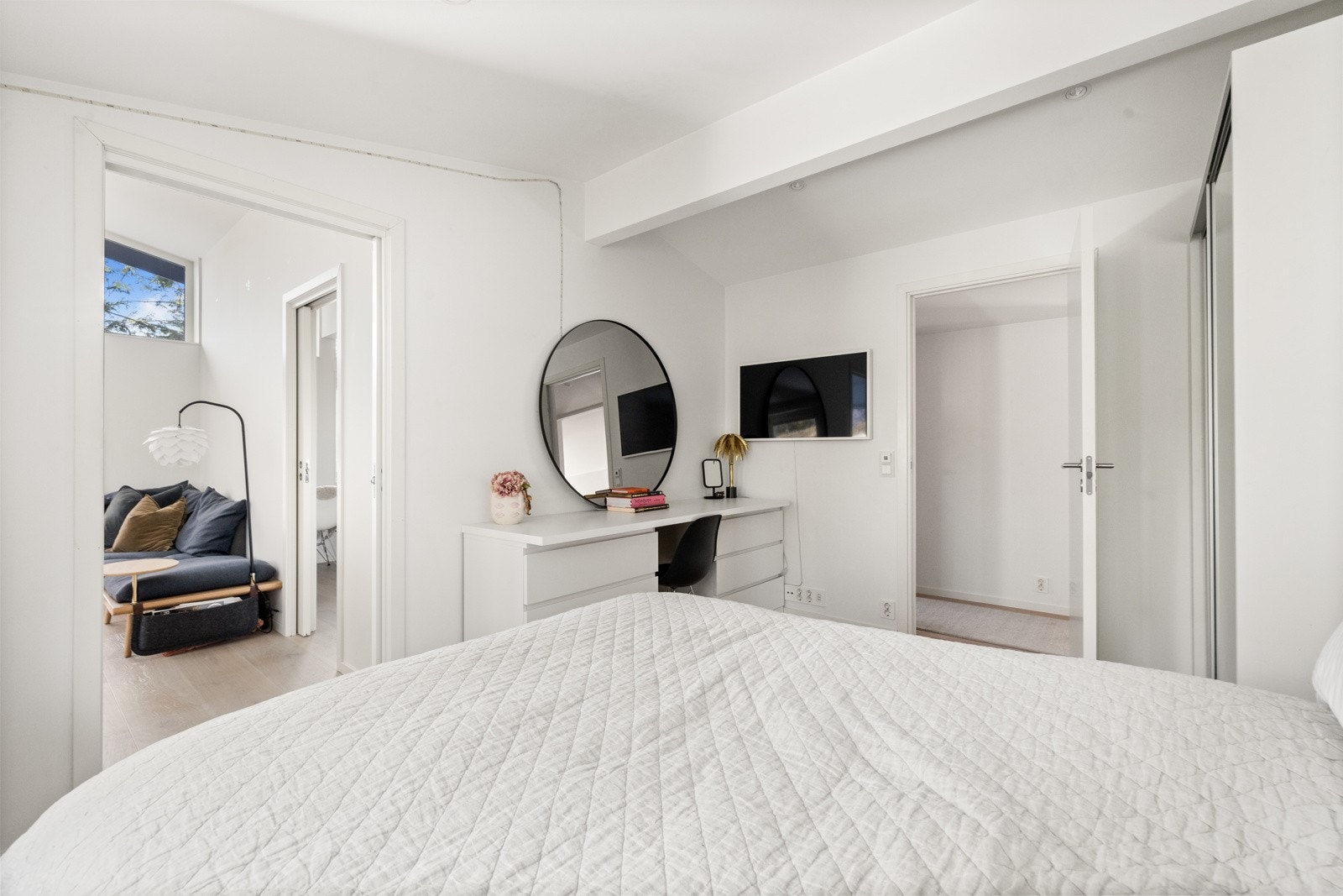 Soverom med plass til skrivebord. Praktiske garderobeskap. Galleribilde