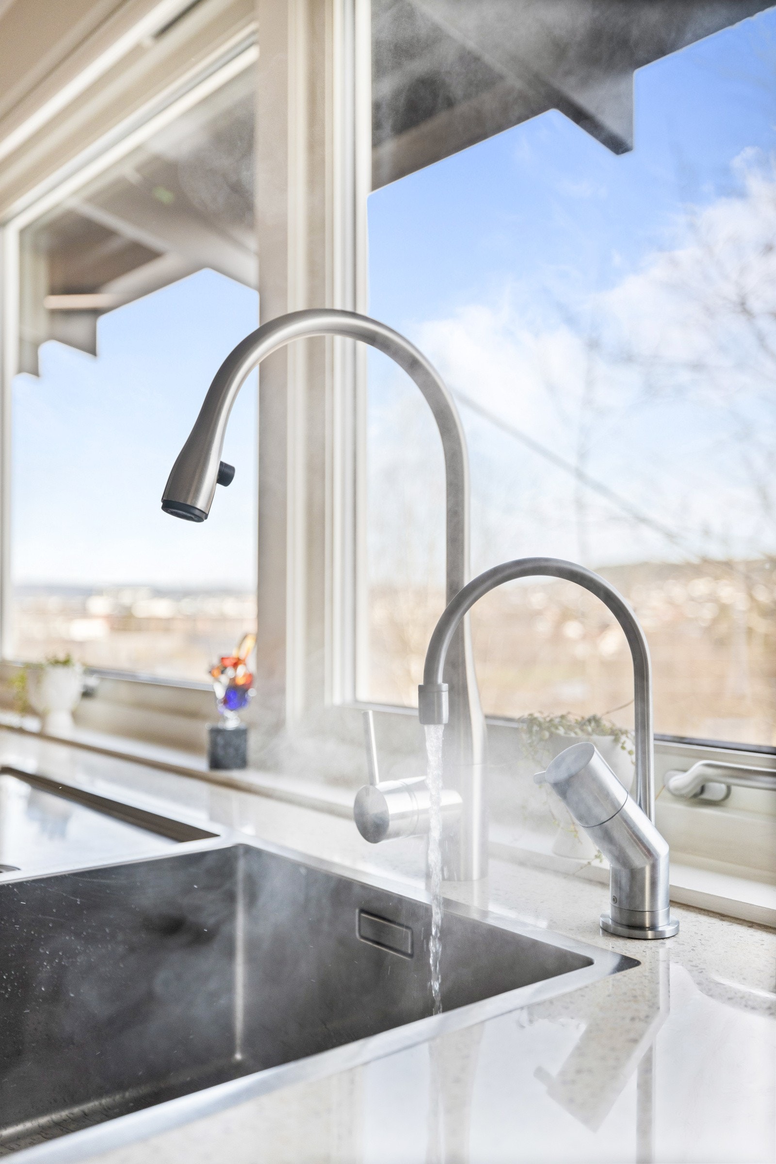 Under vinduet er det planlimt kum med Quooker så man kan få kokende vann rett fra kranen. Galleribilde