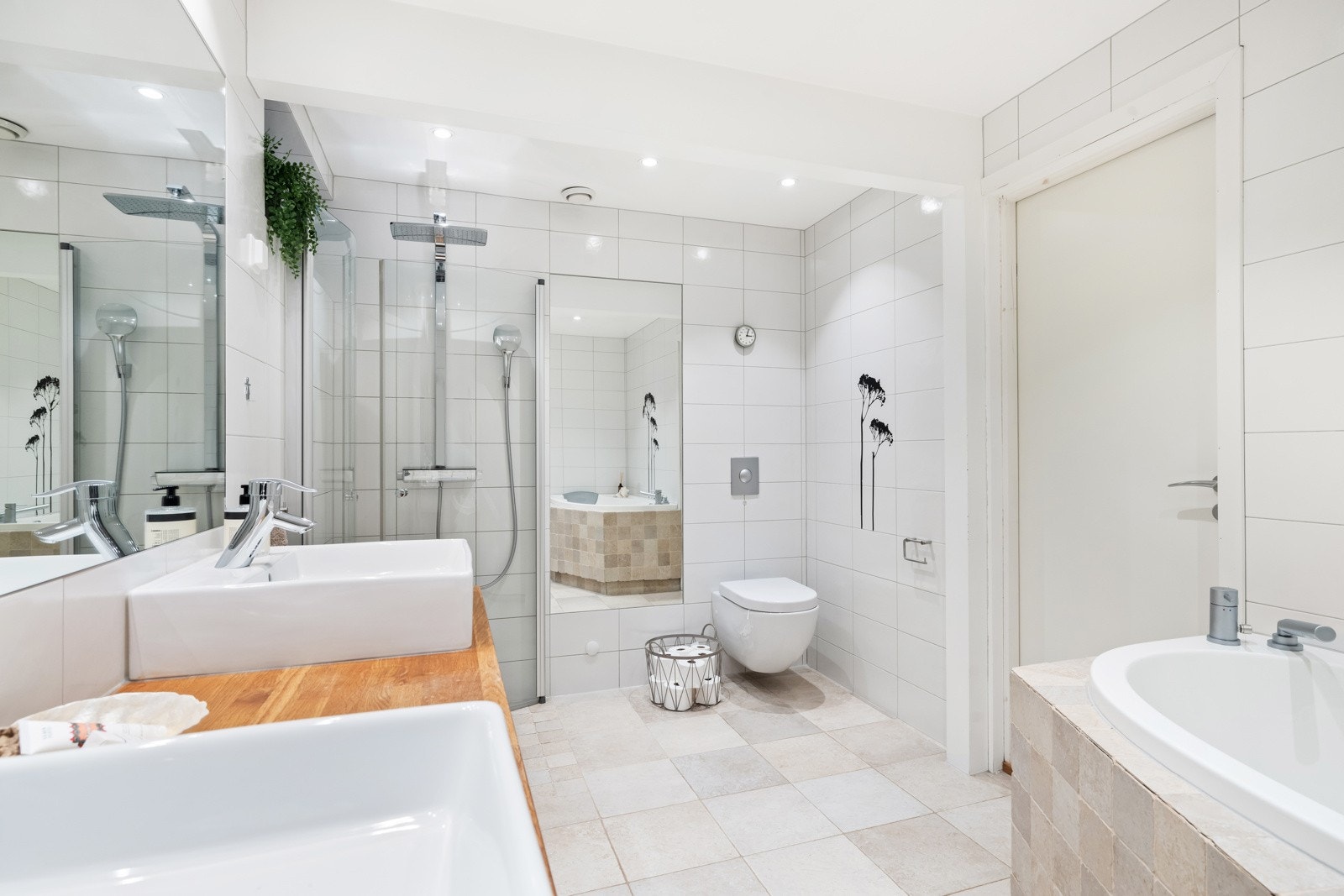 Ytterligere ett bad nede med en romslig utforming og pene, flislagte overflater. Praktisk med håndklevarmer på begge bad. Galleribilde