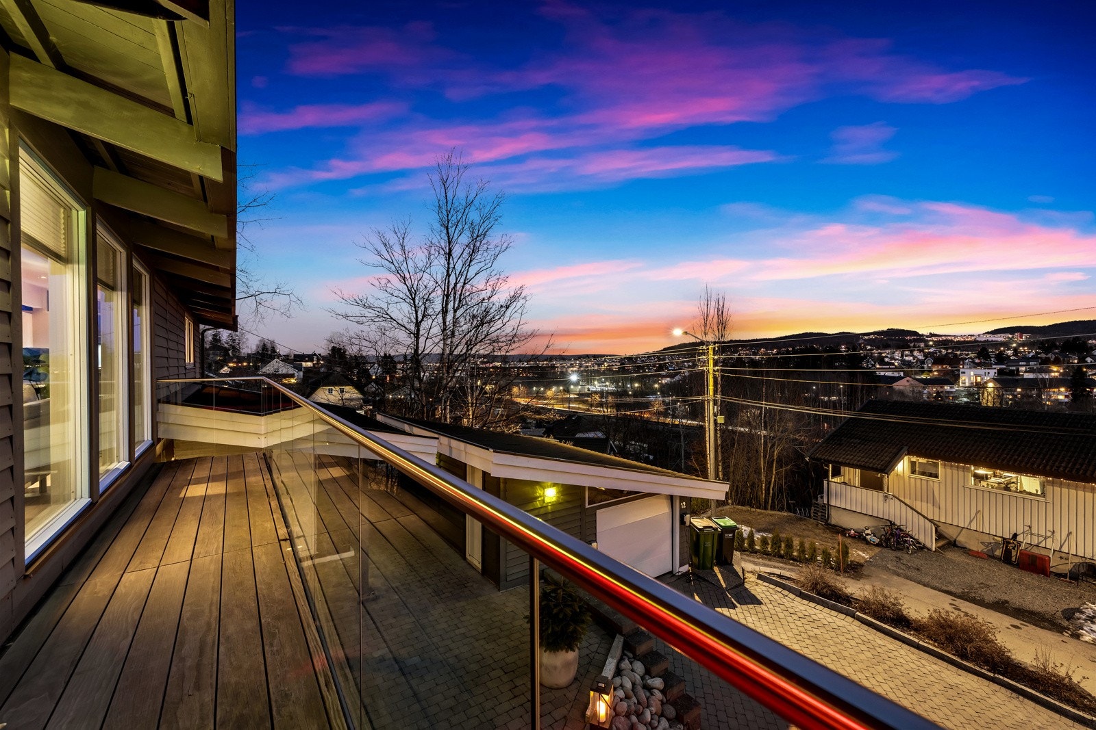 Rekkverk i glass som sikrer utsikten maksimalt. Galleribilde