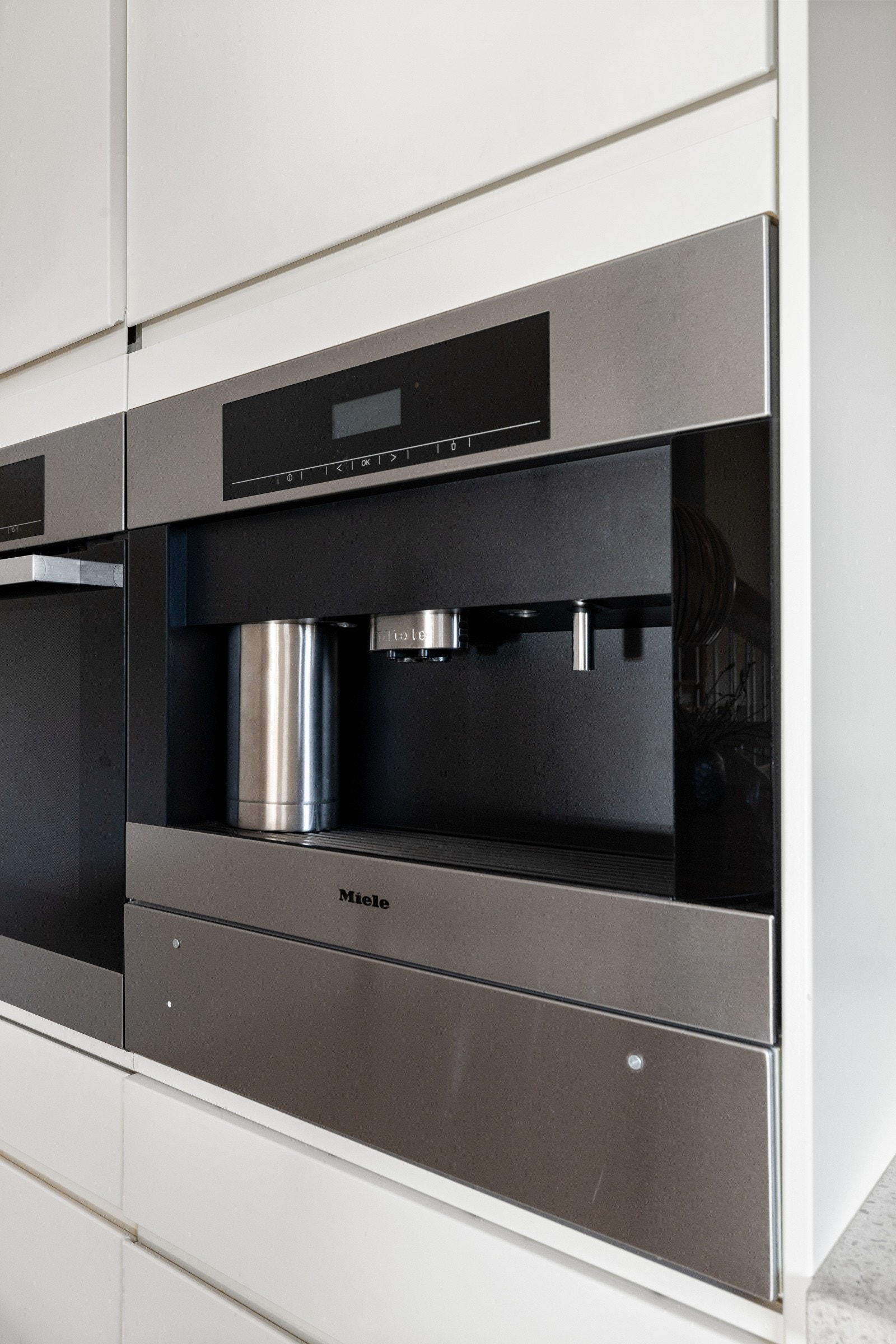 Det blir ikke enklere å ta seg en kopp kaffe på morgenen - integrert kaffemaskin i praktisk høyde. Galleribilde