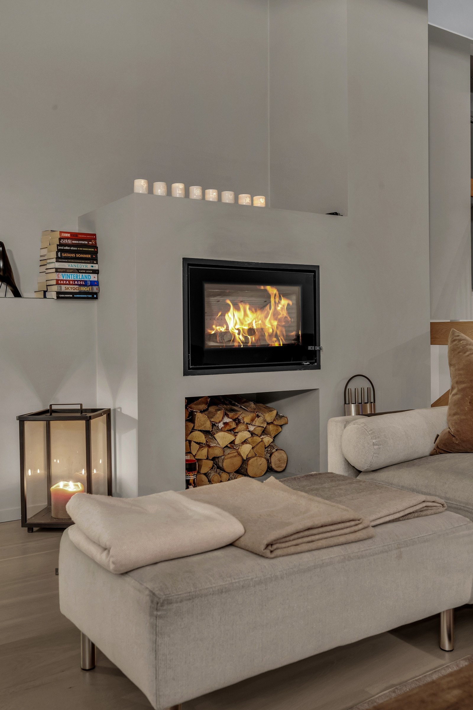 Kledd inn i rommet er en lekker peis med innsats og innfelt vedhylle under. Galleribilde