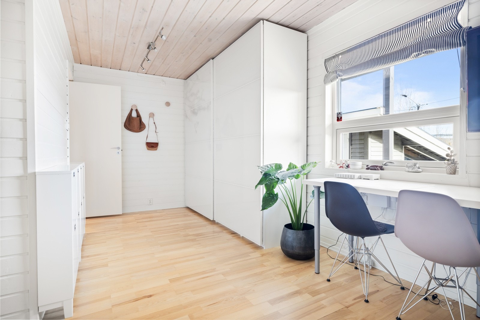 Soverom nr 4 er plassert i inngangsetasjen og har en ekstra god størrelse som egner seg godt som et ungdomsrom. Galleribilde