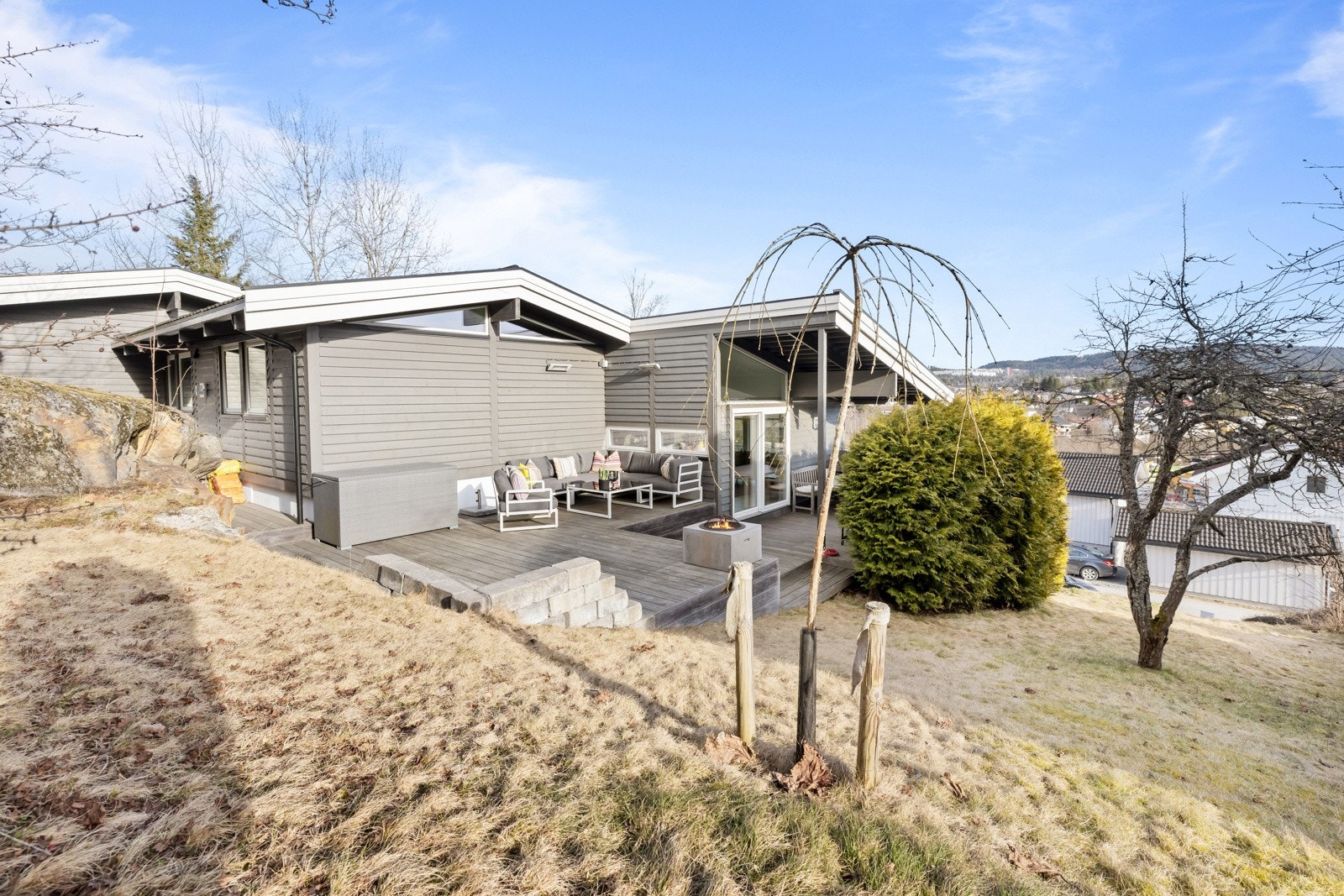 Eiendommen er plassert fint i terrenget med store uteplasser vendt mot sydvest og godt med boltreplass. Galleribilde