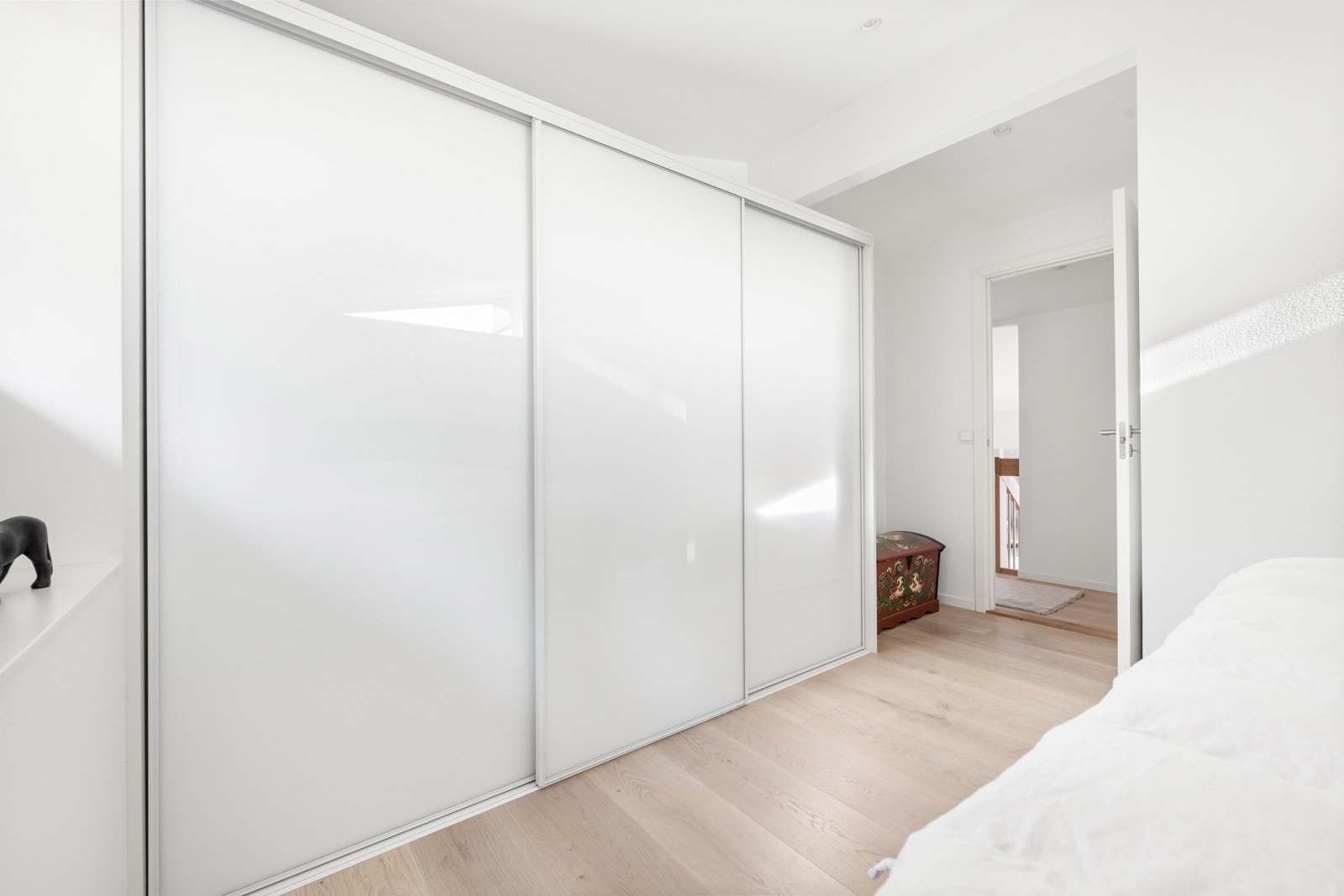 Gode garderobemuligheter på alle soverommene. Galleribilde