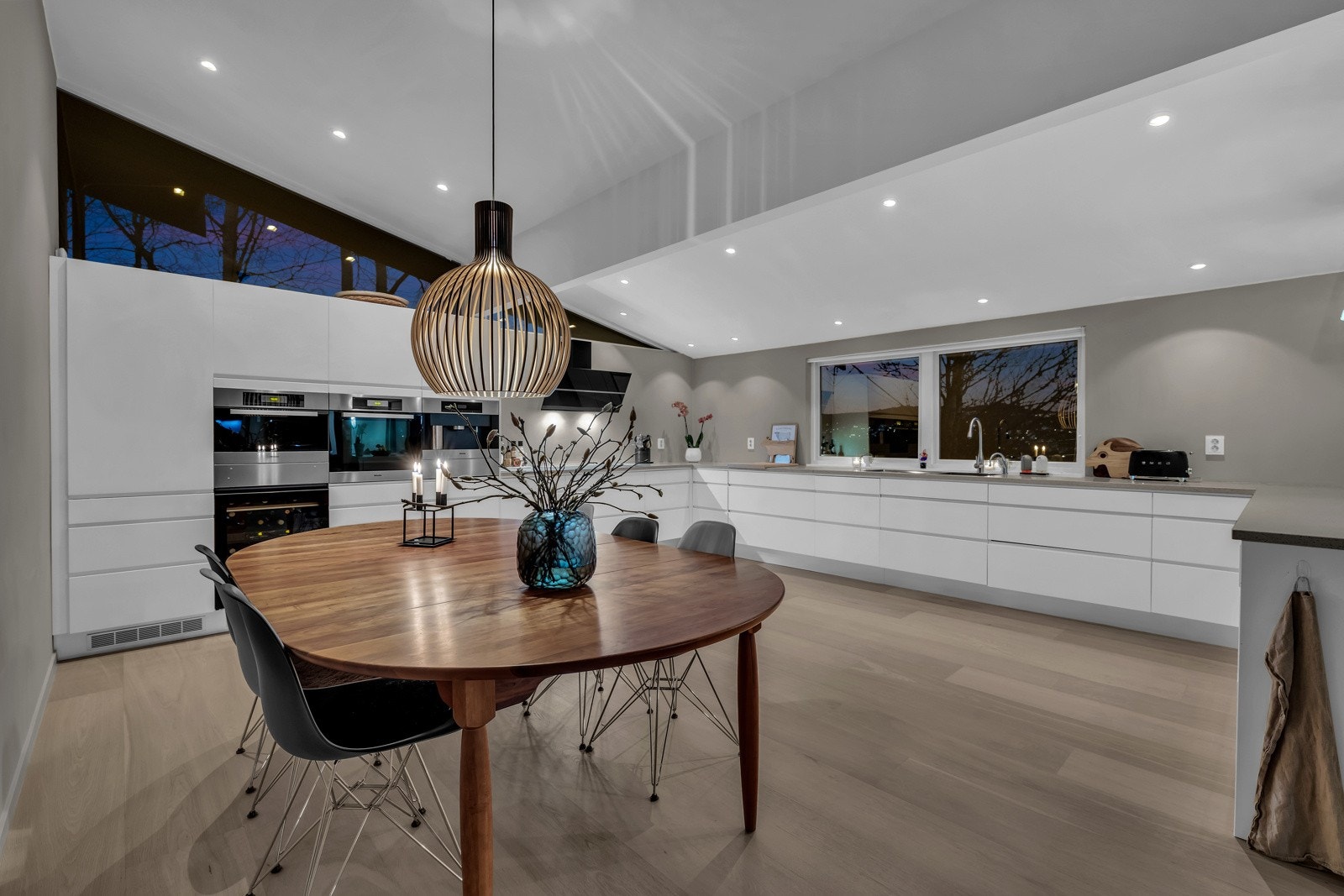 Tilbygd og påkostet enebolig på 216 kvm med moderne interiør. Galleribilde